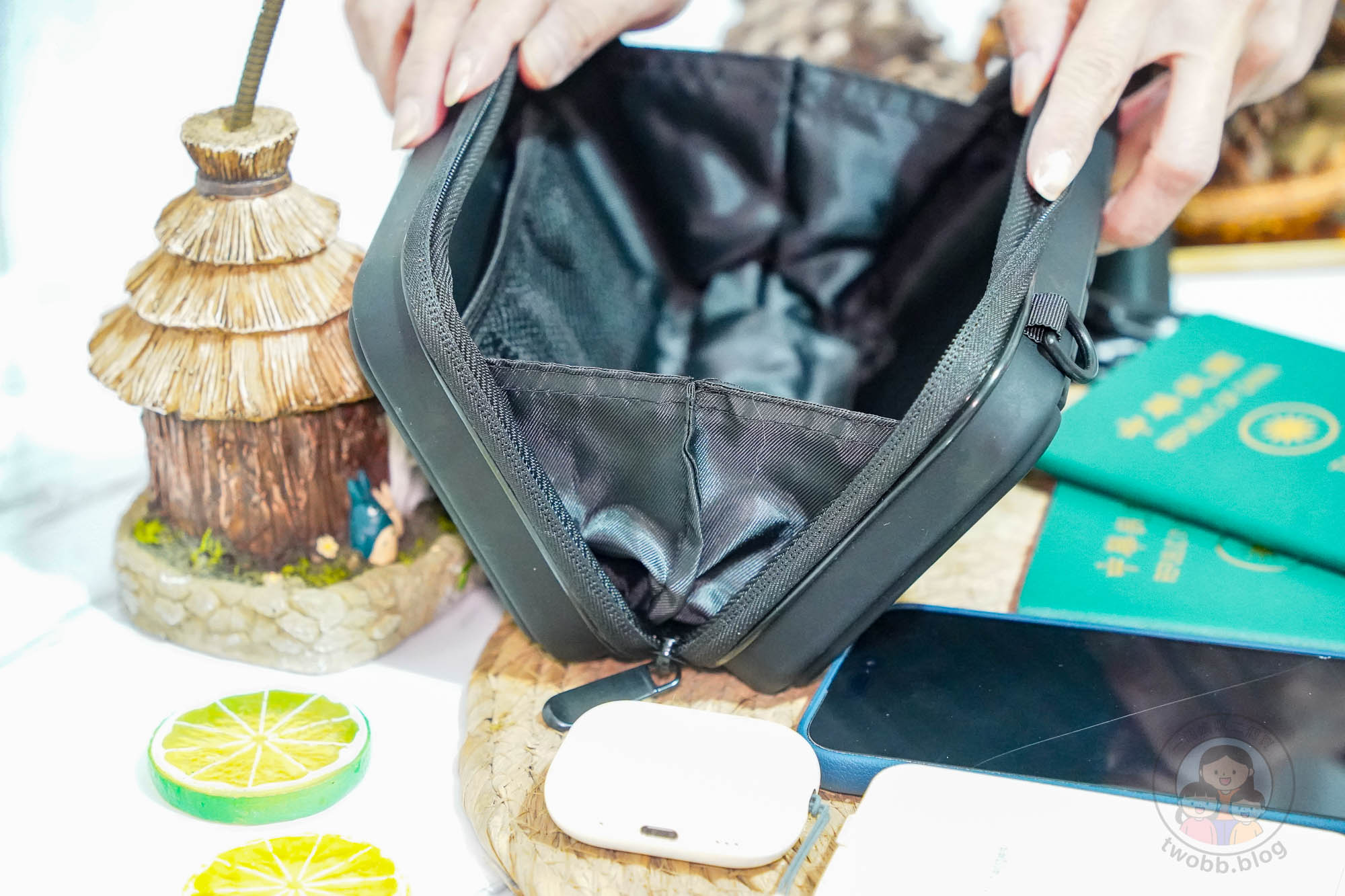 Travel Blue藍旅 旅途有型禮盒| 旅行好物推薦、舒眠頸枕、防盜斜背包、飛行耳塞、豪華眼罩,出國通勤親子旅行都好用 - 第8張圖 Travel Blue藍旅 旅途有型禮盒| 旅行好物推薦、舒眠頸枕、防盜斜背包、飛行耳塞、豪華眼罩,出國通勤親子旅行都好用