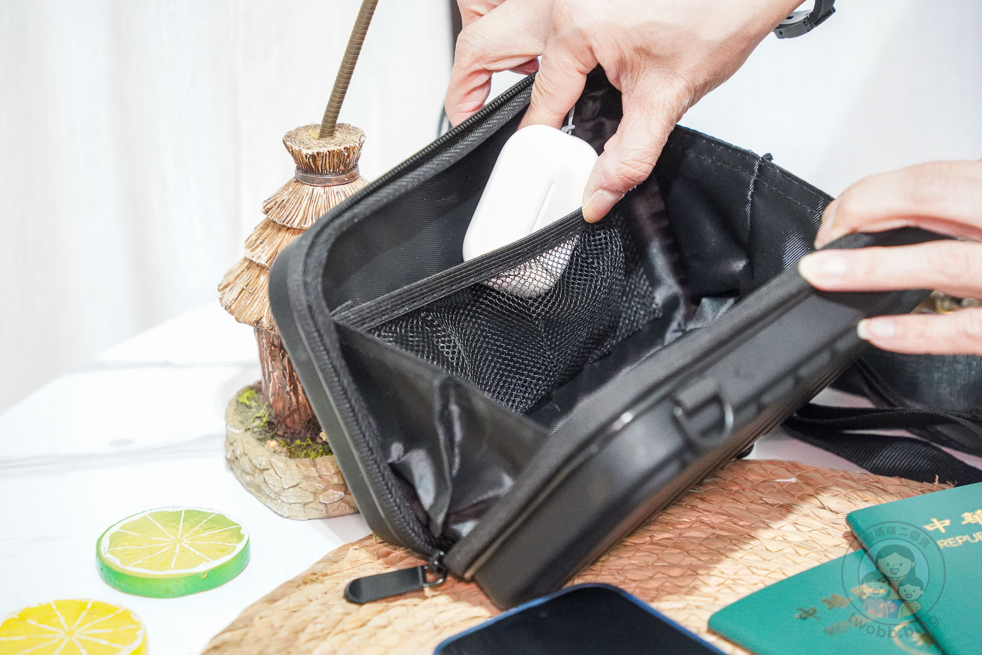 Travel Blue藍旅 旅途有型禮盒| 旅行好物推薦、舒眠頸枕、防盜斜背包、飛行耳塞、豪華眼罩,出國通勤親子旅行都好用 - 第9張圖 Travel Blue藍旅 旅途有型禮盒| 旅行好物推薦、舒眠頸枕、防盜斜背包、飛行耳塞、豪華眼罩,出國通勤親子旅行都好用