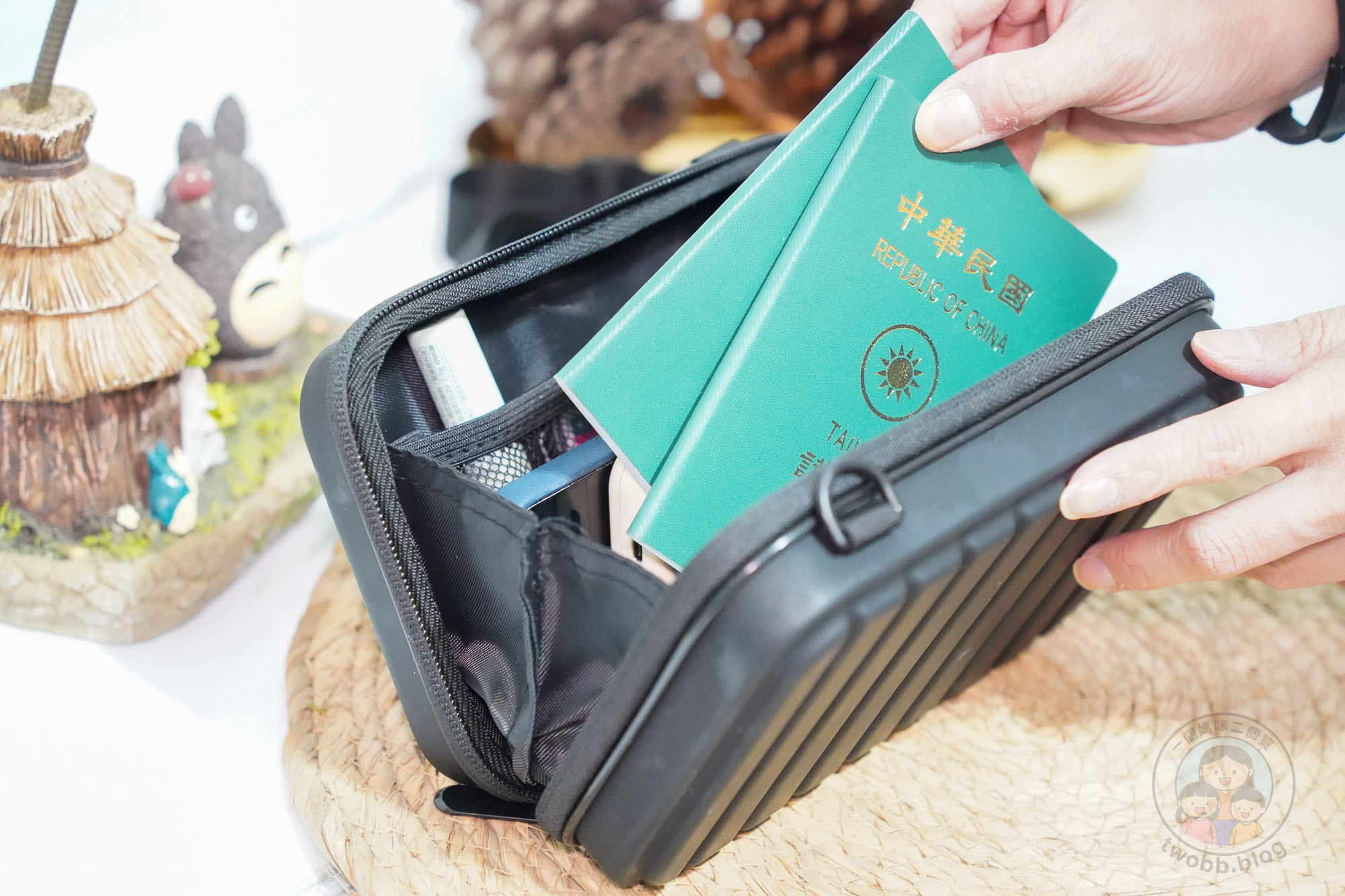 Travel Blue藍旅 旅途有型禮盒| 旅行好物推薦、舒眠頸枕、防盜斜背包、飛行耳塞、豪華眼罩,出國通勤親子旅行都好用 - 第10張圖 Travel Blue藍旅 旅途有型禮盒| 旅行好物推薦、舒眠頸枕、防盜斜背包、飛行耳塞、豪華眼罩,出國通勤親子旅行都好用