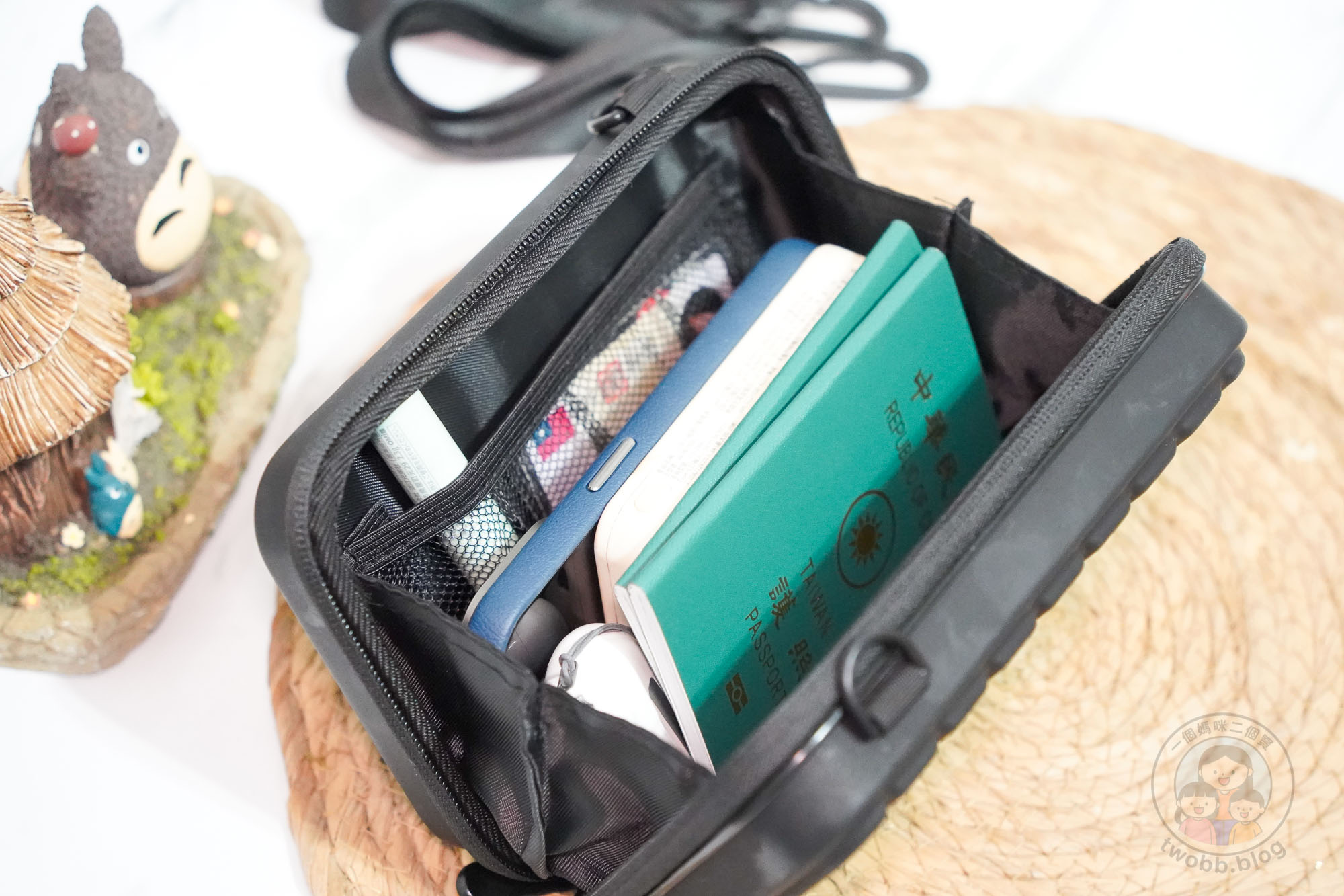 Travel Blue藍旅 旅途有型禮盒| 旅行好物推薦、舒眠頸枕、防盜斜背包、飛行耳塞、豪華眼罩,出國通勤親子旅行都好用 - 第11張圖 Travel Blue藍旅 旅途有型禮盒| 旅行好物推薦、舒眠頸枕、防盜斜背包、飛行耳塞、豪華眼罩,出國通勤親子旅行都好用