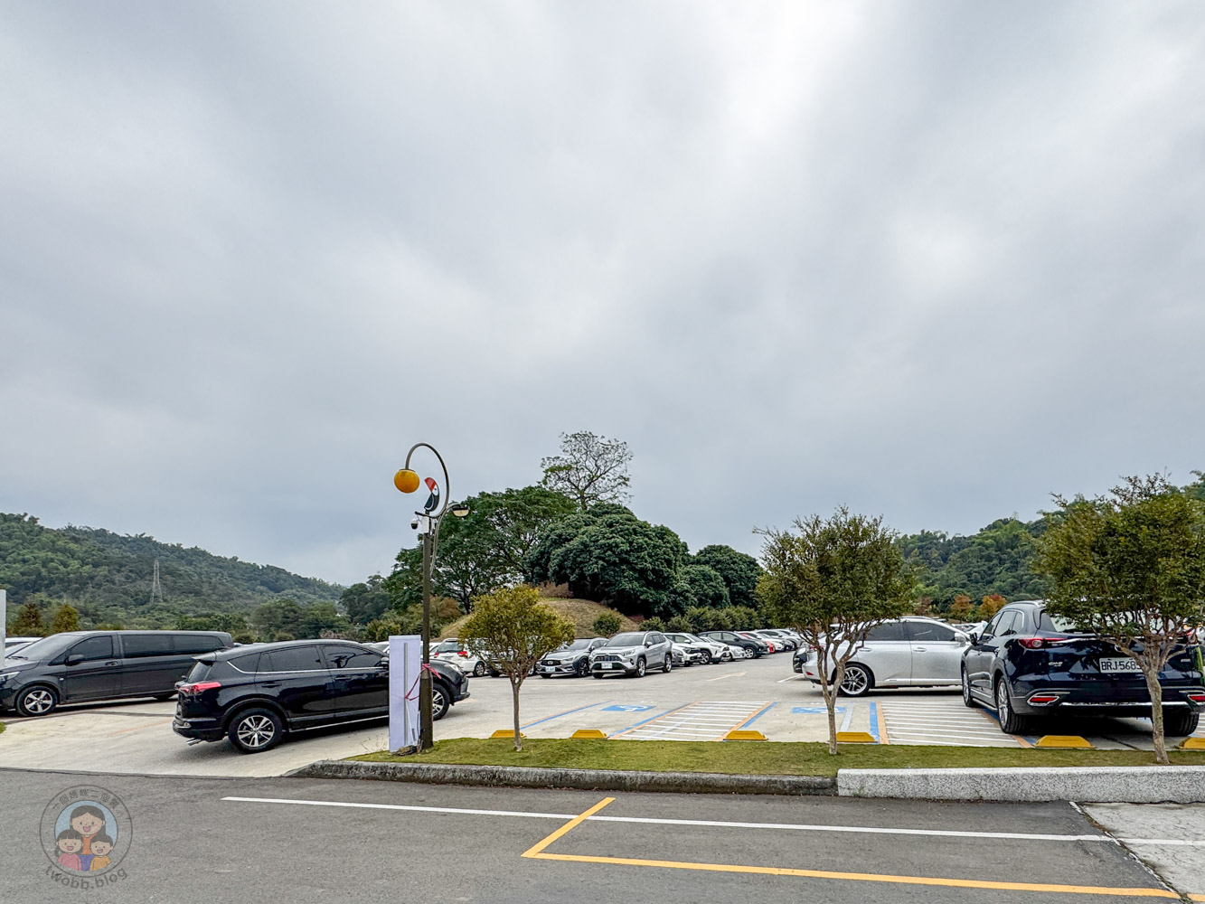 南投｜九九峰動物樂園》2026門票，中部唯一大型動物鳥禽樂園，可愛動物、鸚鵡零距離互動，還有恐龍火車。