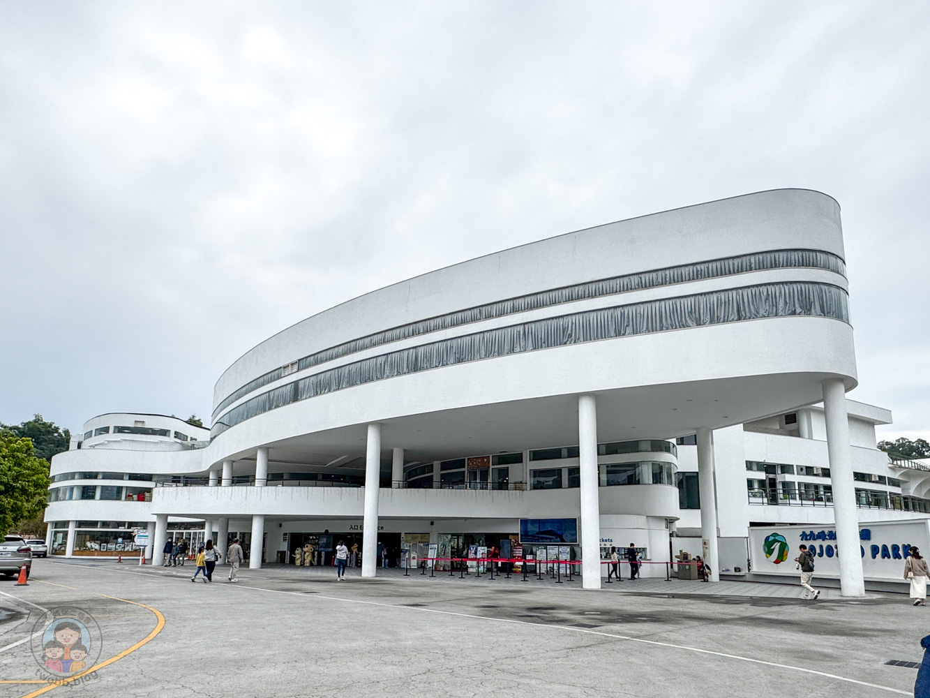 南投｜九九峰動物樂園》2026門票，中部唯一大型動物鳥禽樂園，可愛動物、鸚鵡零距離互動，還有恐龍火車。