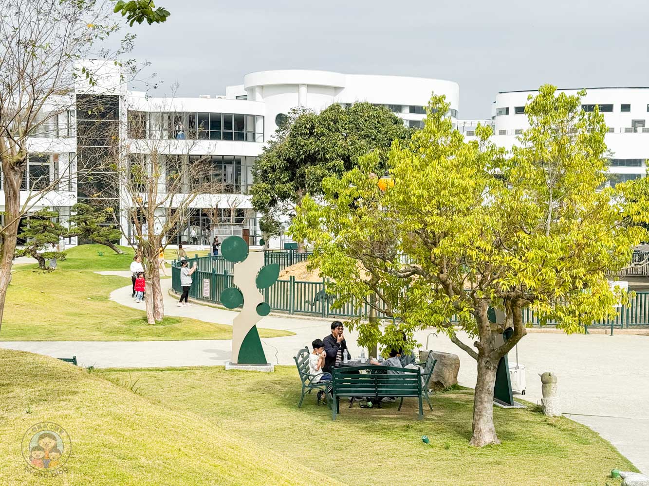 南投｜九九峰動物樂園》2026門票，中部唯一大型動物鳥禽樂園，可愛動物、鸚鵡零距離互動，還有恐龍火車。