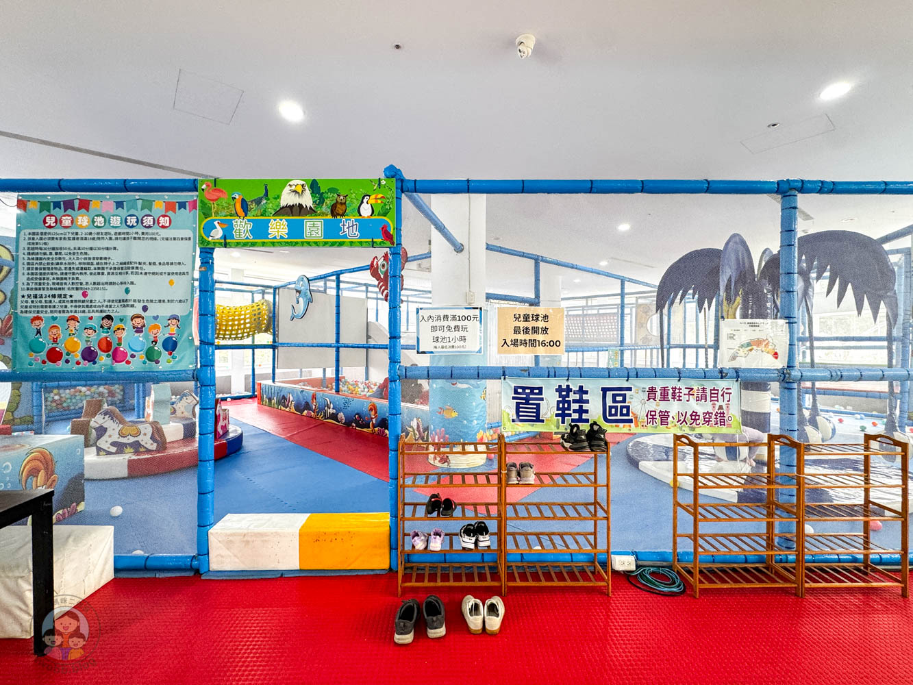 南投｜九九峰動物樂園》2026門票，中部唯一大型動物鳥禽樂園，可愛動物、鸚鵡零距離互動，還有恐龍火車。