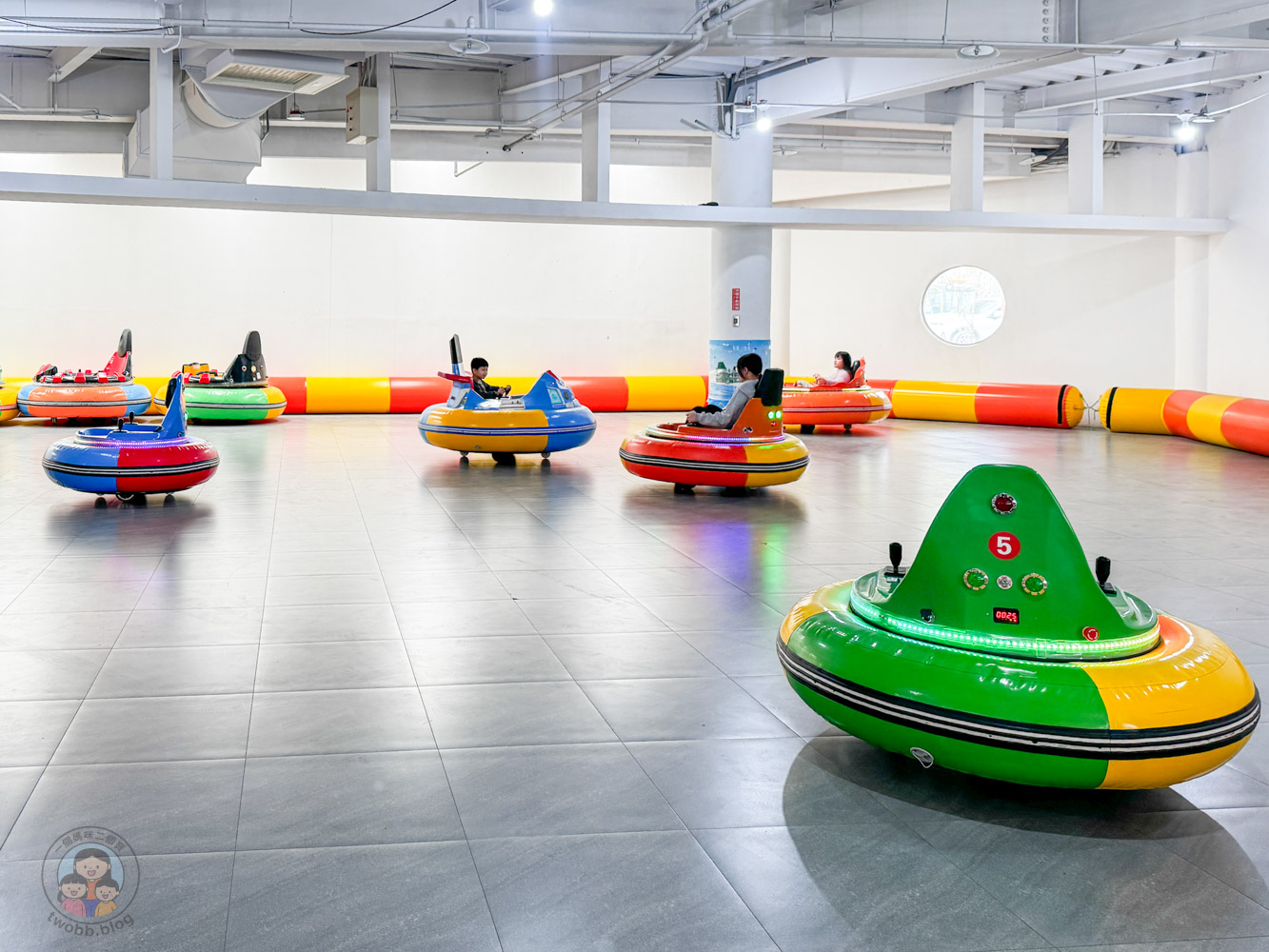 南投｜九九峰動物樂園》2026門票，中部唯一大型動物鳥禽樂園，可愛動物、鸚鵡零距離互動，還有恐龍火車。