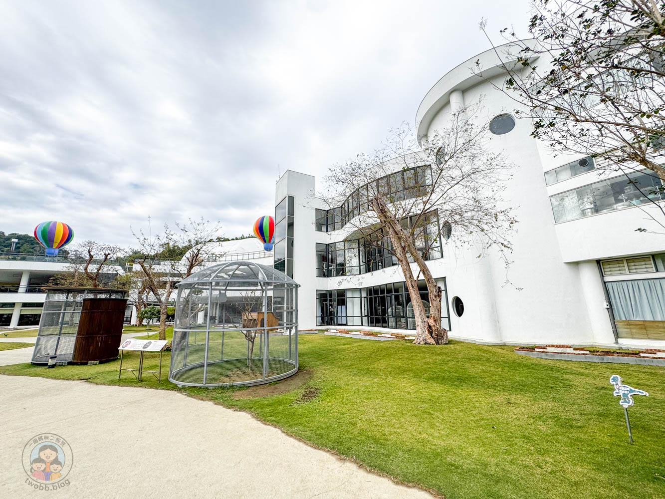 南投｜九九峰動物樂園》2026門票，中部唯一大型動物鳥禽樂園，可愛動物、鸚鵡零距離互動，還有恐龍火車。