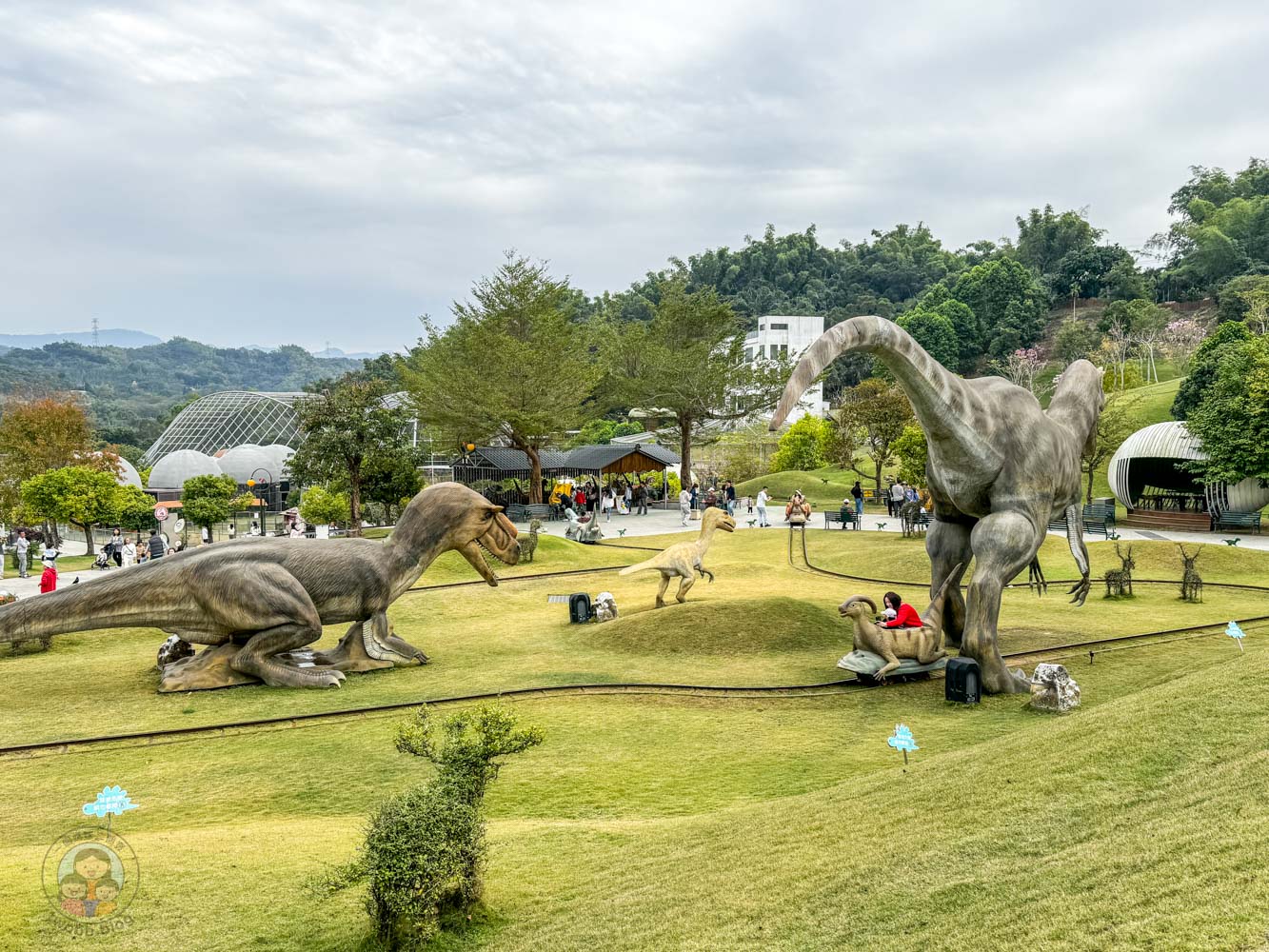 南投｜九九峰動物樂園》2026門票，中部唯一大型動物鳥禽樂園，可愛動物、鸚鵡零距離互動，還有恐龍火車。