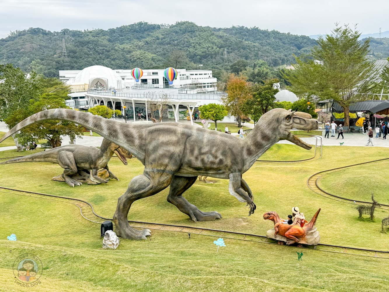 南投｜九九峰動物樂園》2026門票，中部唯一大型動物鳥禽樂園，可愛動物、鸚鵡零距離互動，還有恐龍火車。