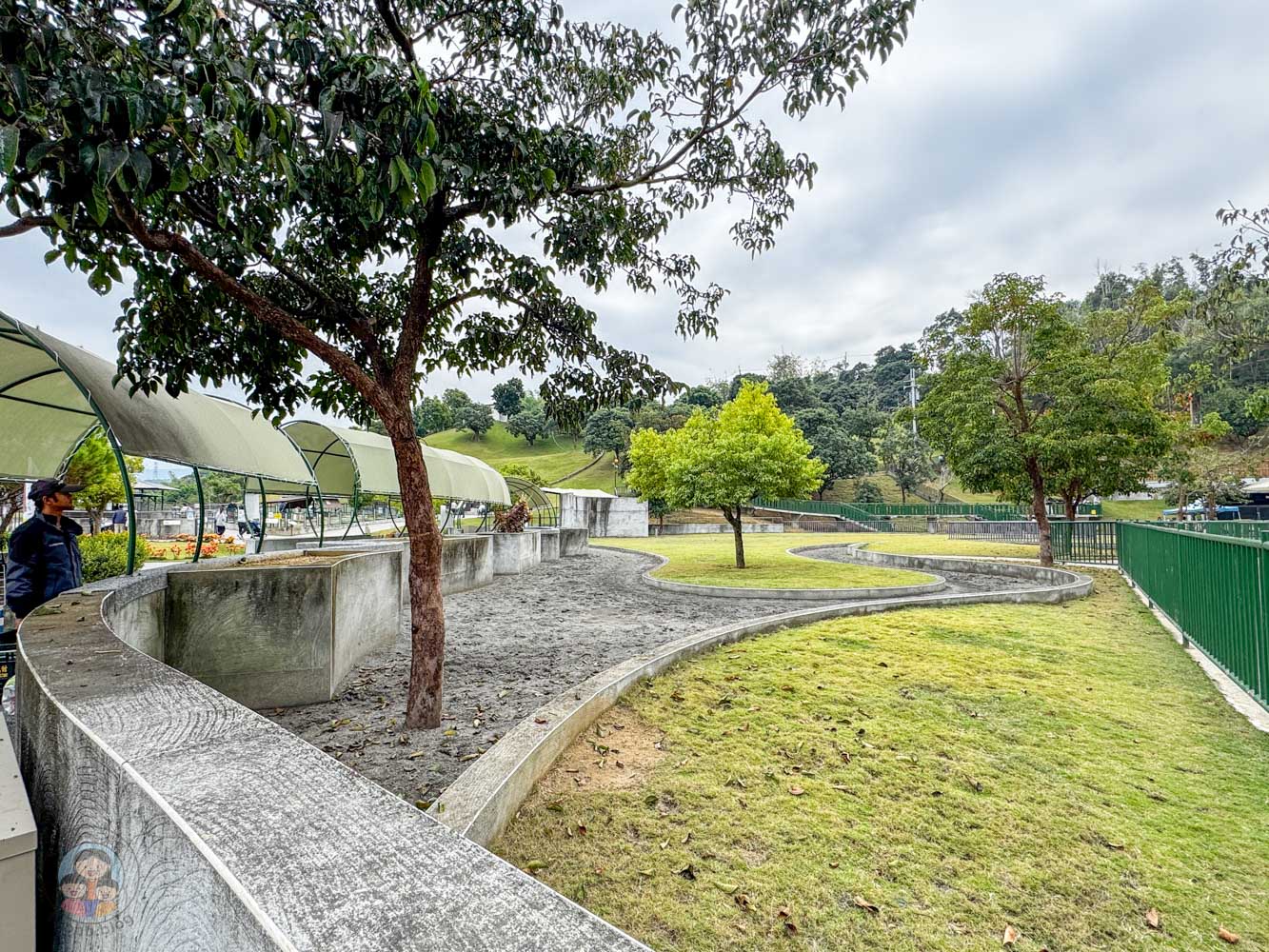 南投｜九九峰動物樂園》2026門票，中部唯一大型動物鳥禽樂園，可愛動物、鸚鵡零距離互動，還有恐龍火車。