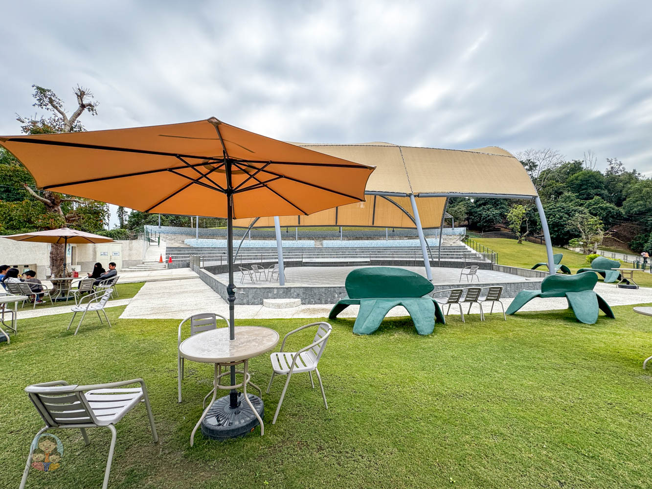 南投｜九九峰動物樂園》2026門票，中部唯一大型動物鳥禽樂園，可愛動物、鸚鵡零距離互動，還有恐龍火車。