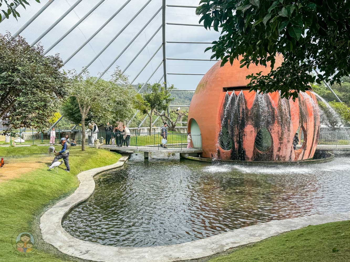 南投｜九九峰動物樂園》2026門票，中部唯一大型動物鳥禽樂園，可愛動物、鸚鵡零距離互動，還有恐龍火車。