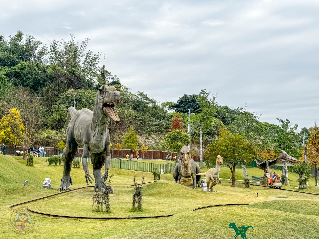 南投｜九九峰動物樂園》2026門票，中部唯一大型動物鳥禽樂園，可愛動物、鸚鵡零距離互動，還有恐龍火車。