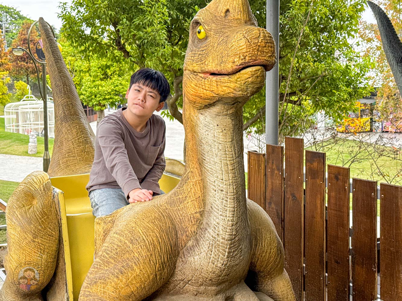 南投｜九九峰動物樂園》2026門票，中部唯一大型動物鳥禽樂園，可愛動物、鸚鵡零距離互動，還有恐龍火車。