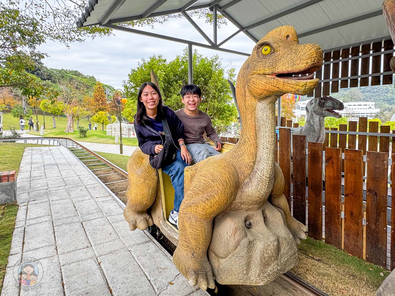 南投｜九九峰動物樂園》2026門票，中部唯一大型動物鳥禽樂園，可愛動物、鸚鵡零距離互動，還有恐龍火車。