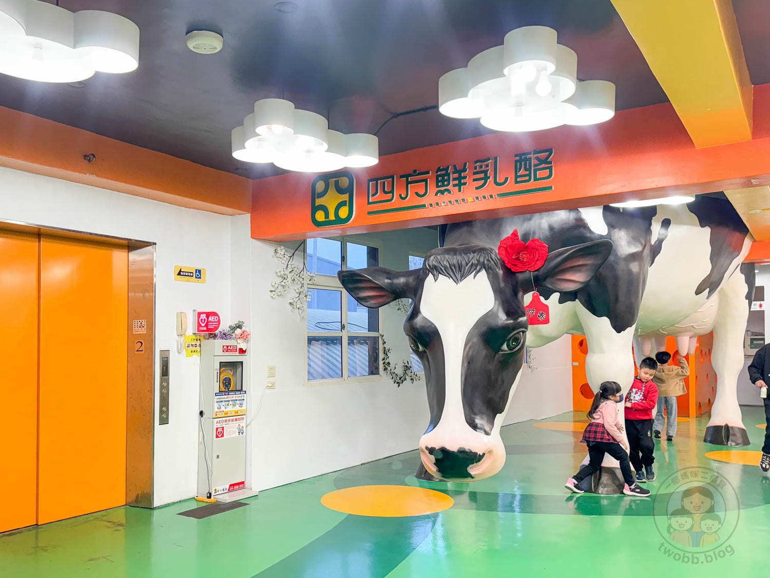 苗栗｜四方鮮乳酪故事館》超吸睛大隻乳牛，聲光互動親子設施，乳酪製作大公開。