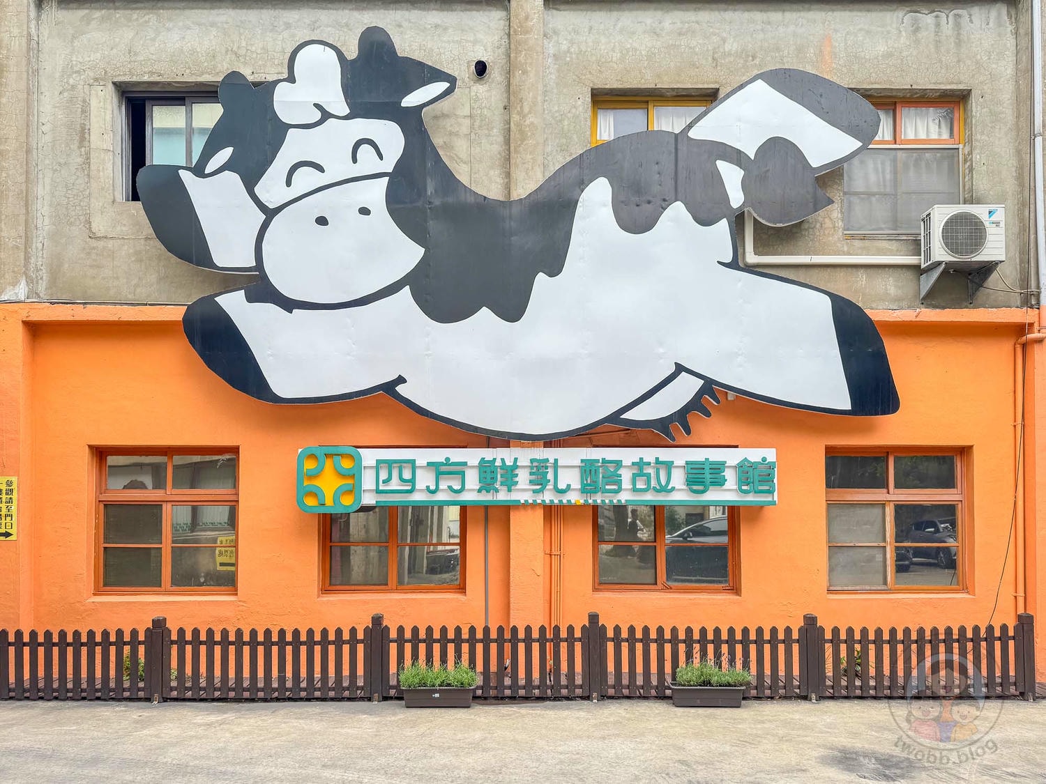 苗栗｜四方鮮乳酪故事館》超吸睛大隻乳牛，聲光互動親子設施，乳酪製作大公開。