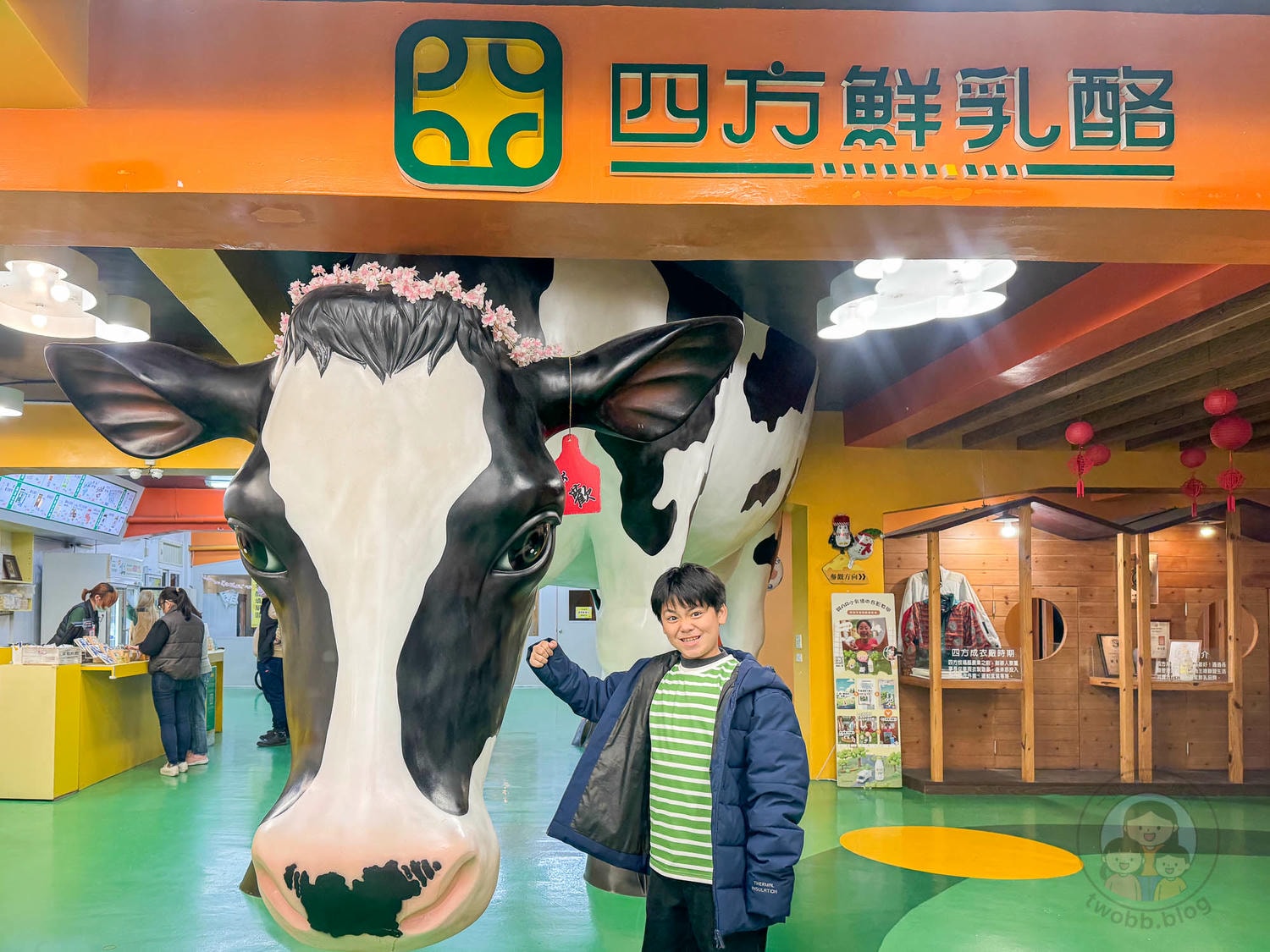苗栗｜四方鮮乳酪故事館》超吸睛大隻乳牛，聲光互動親子設施，乳酪製作大公開。