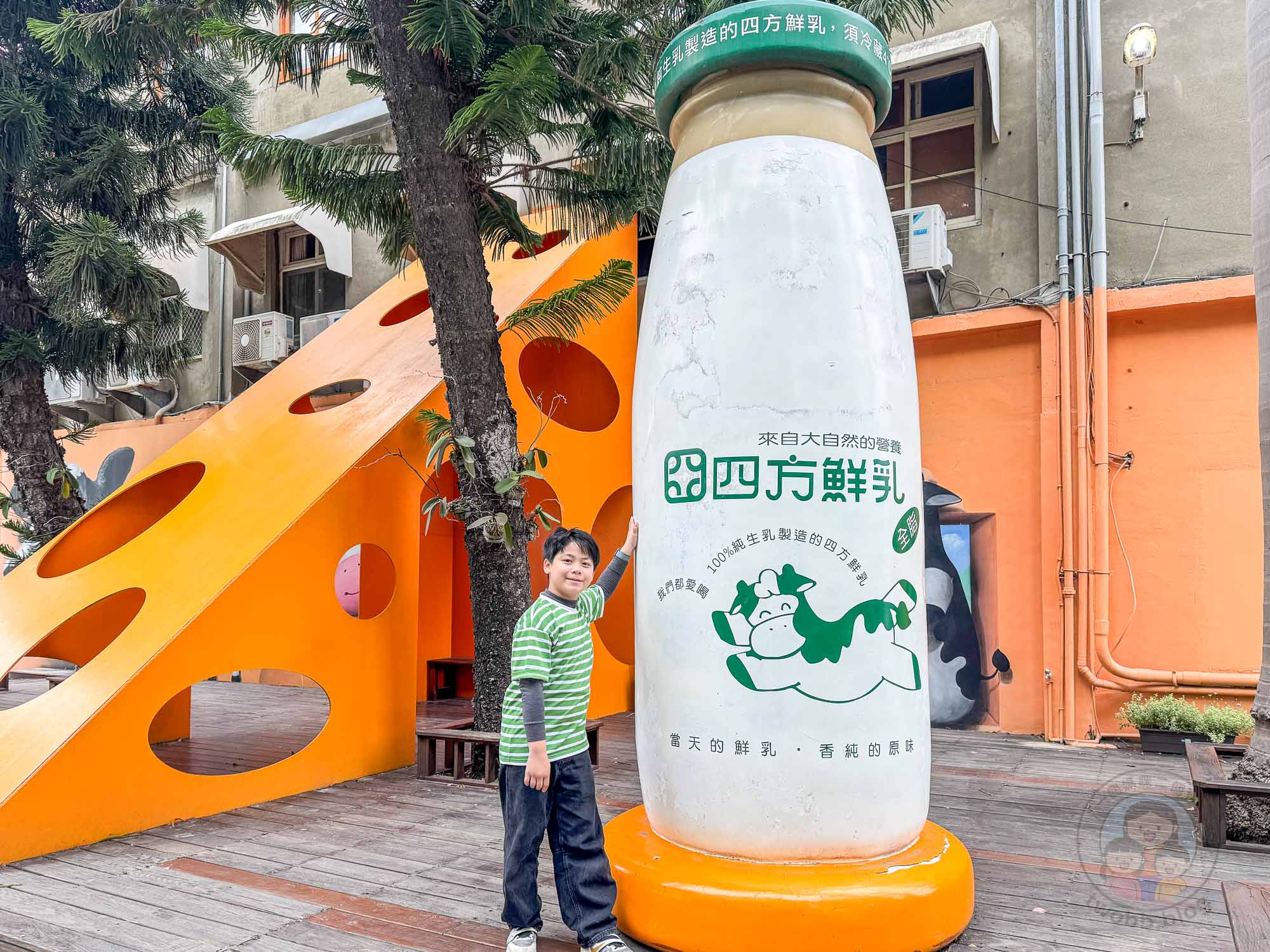 苗栗｜四方鮮乳酪故事館》超吸睛大隻乳牛，聲光互動親子設施，乳酪製作大公開。