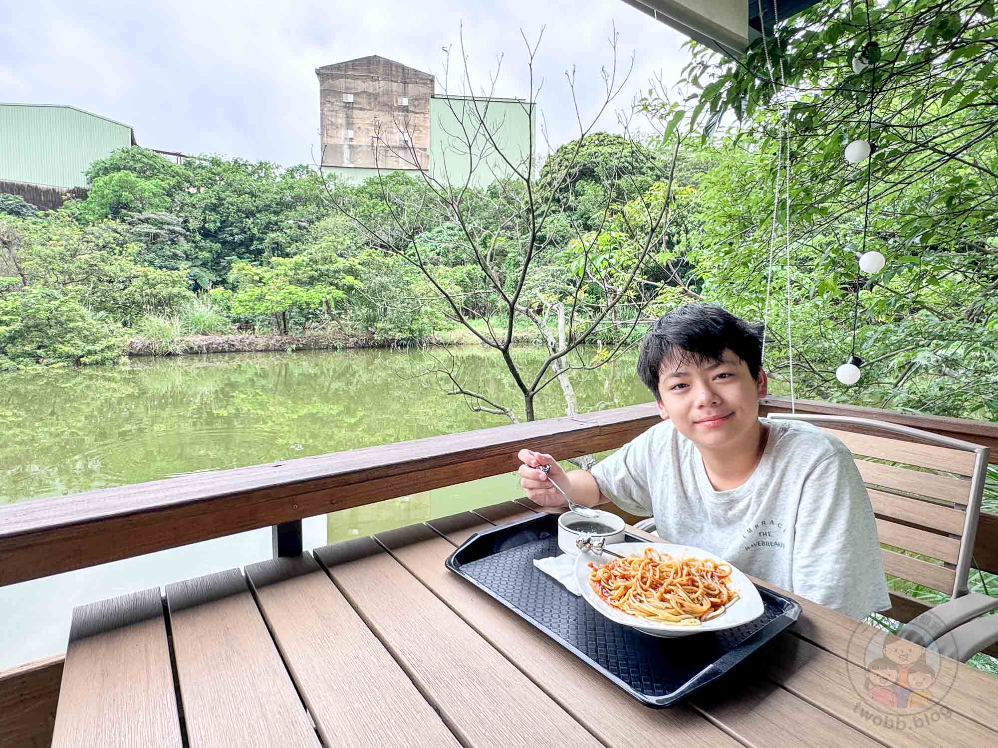新北|陶淬湖庭園咖啡》2026新開幕新北親子景點!鶯歌景觀咖啡廳,草泥馬、可愛狐獴、羊咩咩。 - 第9張圖 新北|陶淬湖庭園咖啡》2026新開幕新北親子景點!鶯歌景觀咖啡廳,草泥馬、可愛狐獴、羊咩咩。