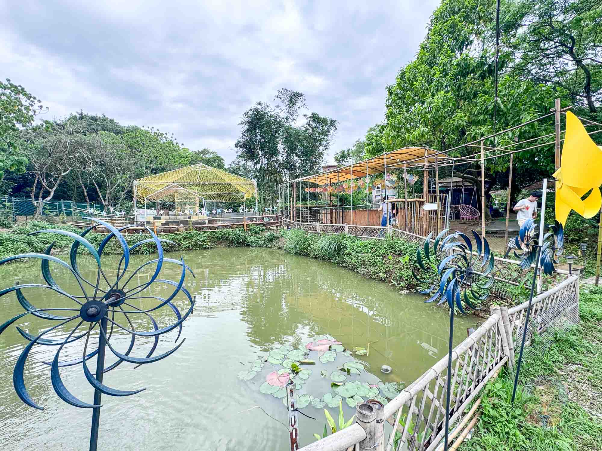 新北|陶淬湖庭園咖啡》2026新開幕新北親子景點!鶯歌景觀咖啡廳,草泥馬、可愛狐獴、羊咩咩。 - 第2張圖 新北|陶淬湖庭園咖啡》2026新開幕新北親子景點!鶯歌景觀咖啡廳,草泥馬、可愛狐獴、羊咩咩。