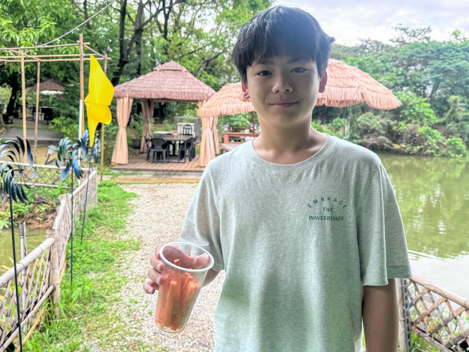 新北|陶淬湖庭園咖啡》2026新開幕新北親子景點!鶯歌景觀咖啡廳,草泥馬、可愛狐獴、羊咩咩。 - 第16張圖 新北|陶淬湖庭園咖啡》2026新開幕新北親子景點!鶯歌景觀咖啡廳,草泥馬、可愛狐獴、羊咩咩。