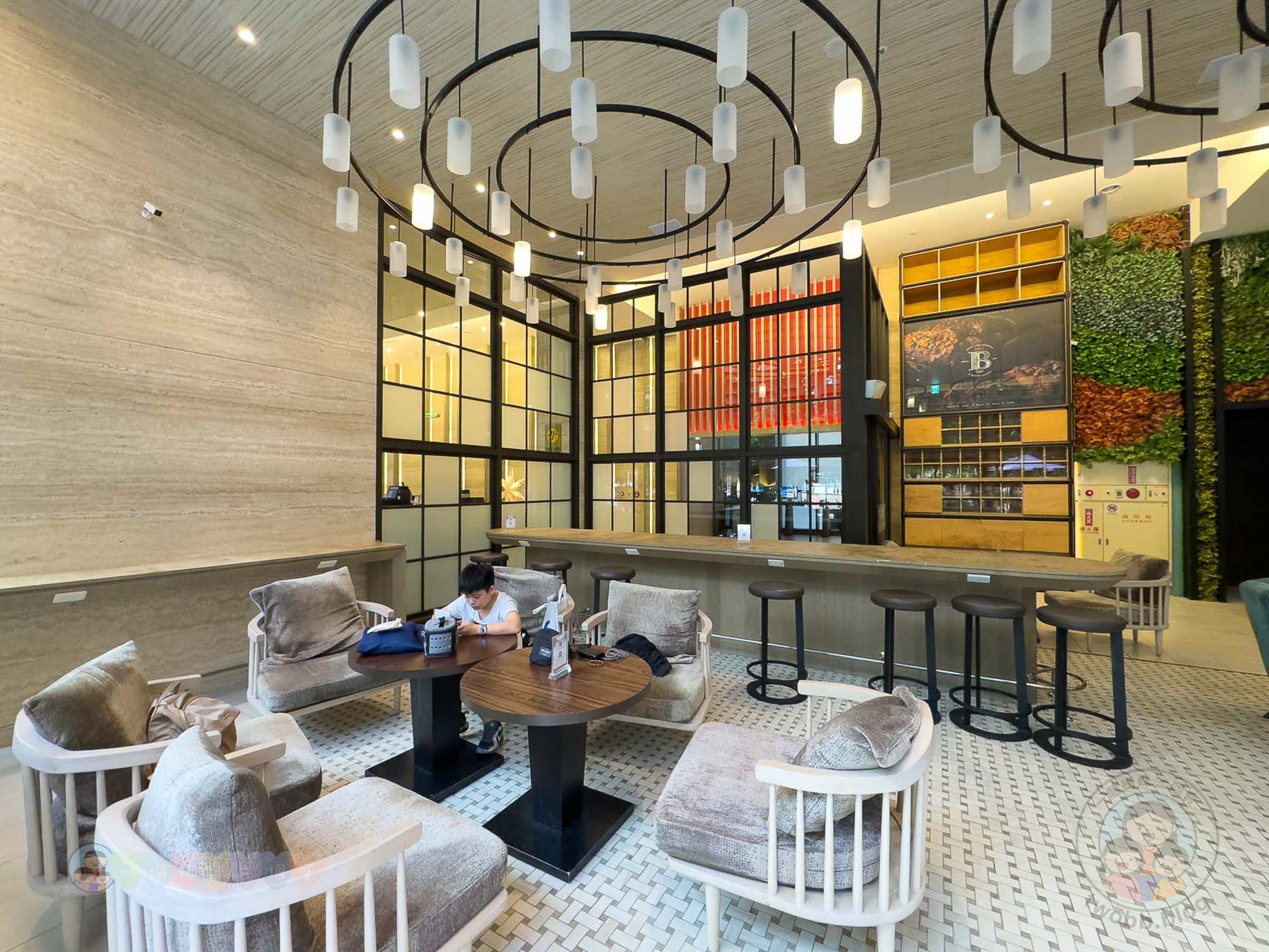 台中｜浮雲客棧Kloud Hotel》步行6分鐘可達逢甲夜市，鬧中取靜 寵物友善旅館。