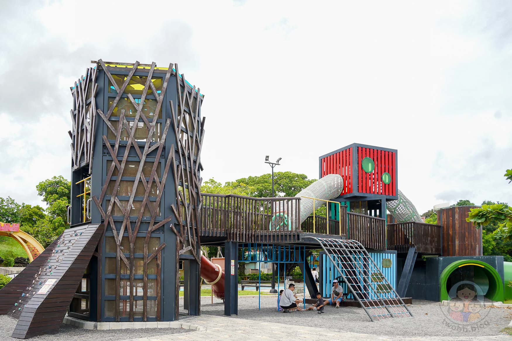 屏東|恆春共融遊戲場》緊鄰恆春古城、月琴主題遊戲場 六腳樹屋 戲水區 攀爬網。 - 第8張圖 屏東|恆春共融遊戲場》緊鄰恆春古城、月琴主題遊戲場 六腳樹屋 戲水區 攀爬網。