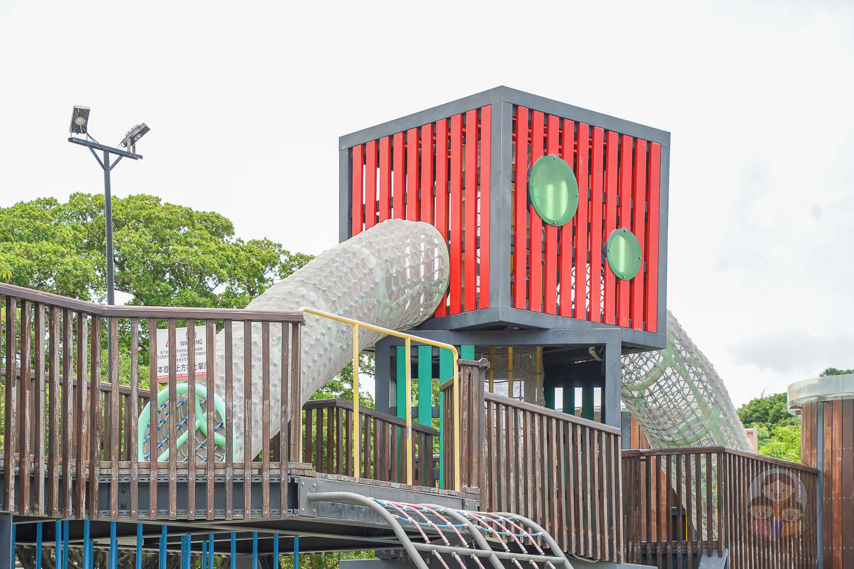 屏東|恆春共融遊戲場》緊鄰恆春古城、月琴主題遊戲場 六腳樹屋 戲水區 攀爬網。 - 第12張圖 屏東|恆春共融遊戲場》緊鄰恆春古城、月琴主題遊戲場 六腳樹屋 戲水區 攀爬網。