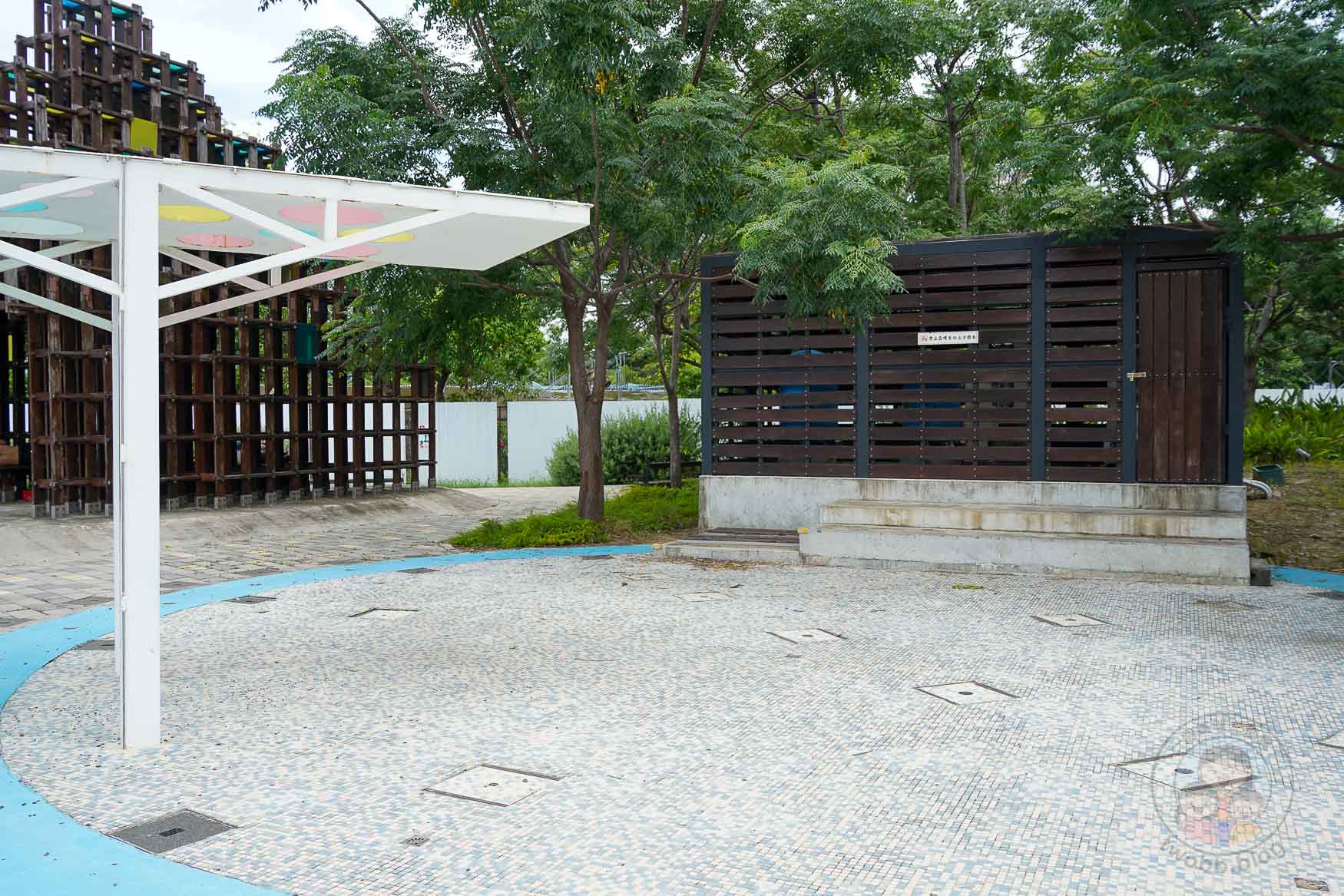 屏東|恆春共融遊戲場》緊鄰恆春古城、月琴主題遊戲場 六腳樹屋 戲水區 攀爬網。 - 第17張圖 屏東|恆春共融遊戲場》緊鄰恆春古城、月琴主題遊戲場 六腳樹屋 戲水區 攀爬網。