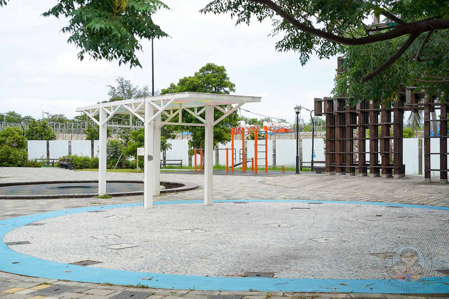 屏東|恆春共融遊戲場》緊鄰恆春古城、月琴主題遊戲場 六腳樹屋 戲水區 攀爬網。 - 第16張圖 屏東|恆春共融遊戲場》緊鄰恆春古城、月琴主題遊戲場 六腳樹屋 戲水區 攀爬網。