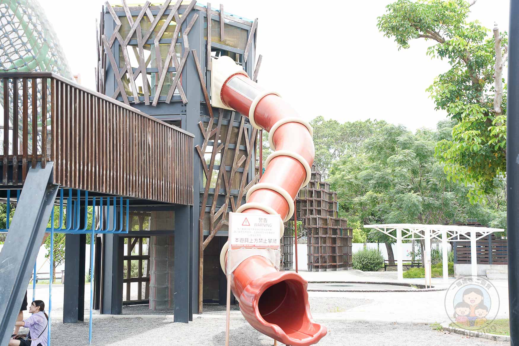 屏東|恆春共融遊戲場》緊鄰恆春古城、月琴主題遊戲場 六腳樹屋 戲水區 攀爬網。 - 第14張圖 屏東|恆春共融遊戲場》緊鄰恆春古城、月琴主題遊戲場 六腳樹屋 戲水區 攀爬網。