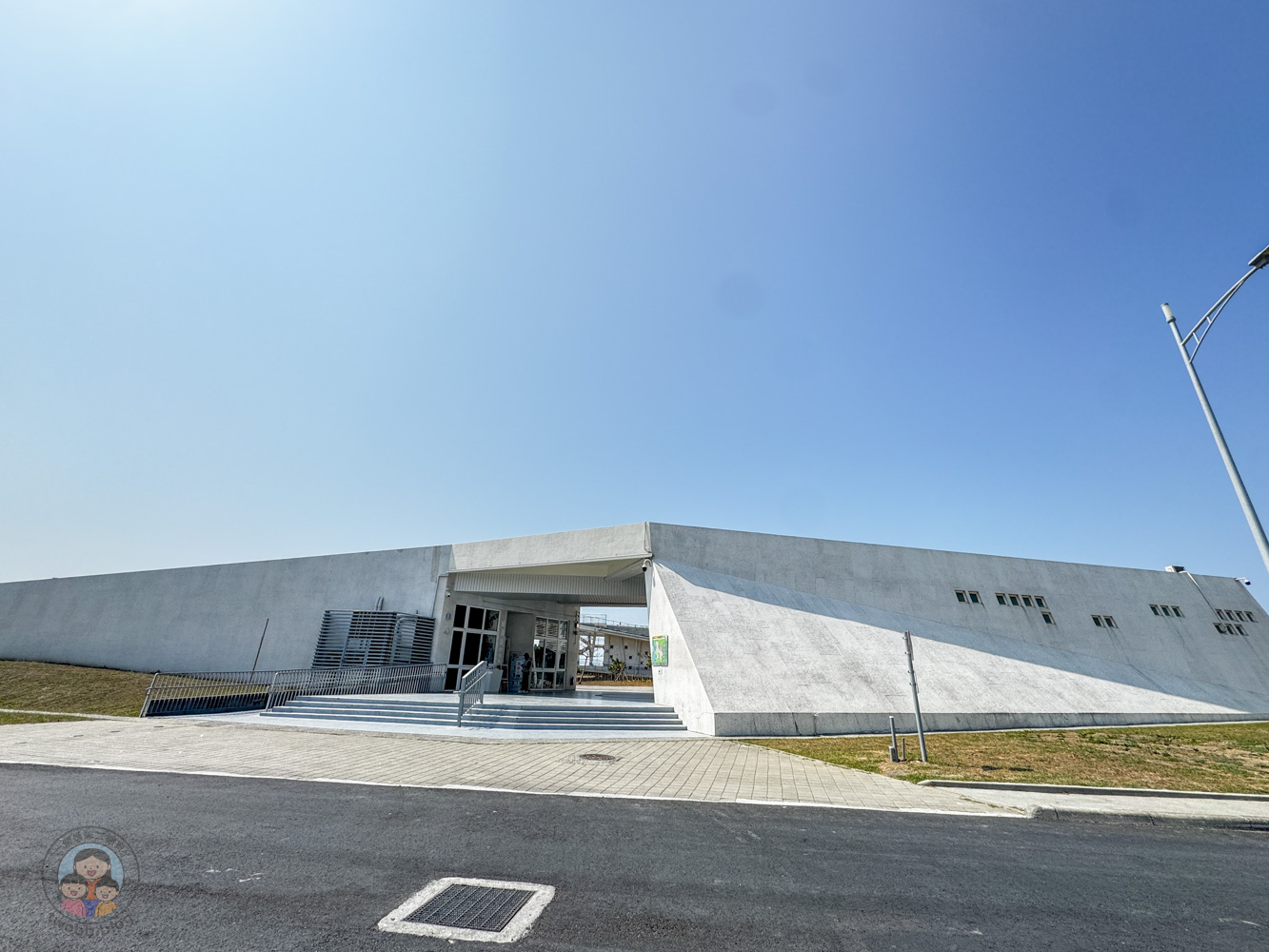台南|七股遊客中心》台南免費親子景點!雪白鹽田建築、六號小島美拍,互動展覽、成功鹽DIY,小火車串遊七股鹽山 - 第1張圖 台南七股遊客中心雪白建築外觀