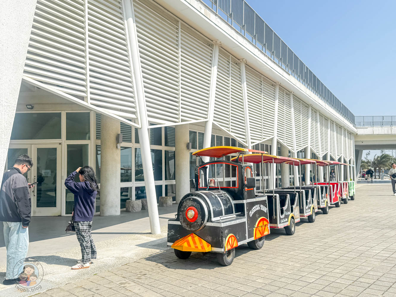 台南|七股遊客中心》台南免費親子景點!雪白鹽田建築、六號小島美拍,互動展覽、成功鹽DIY,小火車串遊七股鹽山 - 第19張圖 七股遊客中心前往七股鹽山小火車