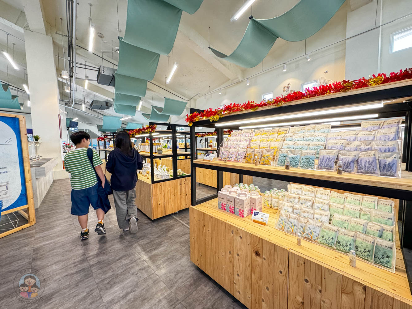 台南|七股遊客中心》台南免費親子景點!雪白鹽田建築、六號小島美拍,互動展覽、成功鹽DIY,小火車串遊七股鹽山 - 第28張圖 七股成功鹽體驗館鹽選商品