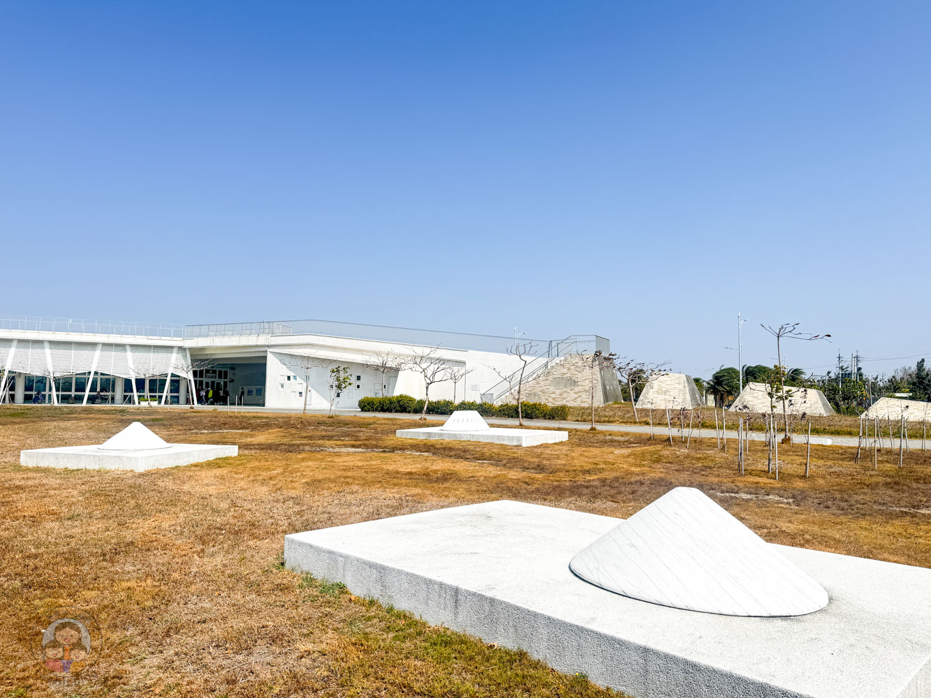 台南|七股遊客中心》台南免費親子景點!雪白鹽田建築、六號小島美拍,互動展覽、成功鹽DIY,小火車串遊七股鹽山 - 第4張圖 七股遊客中心雪白鹽田造型建築