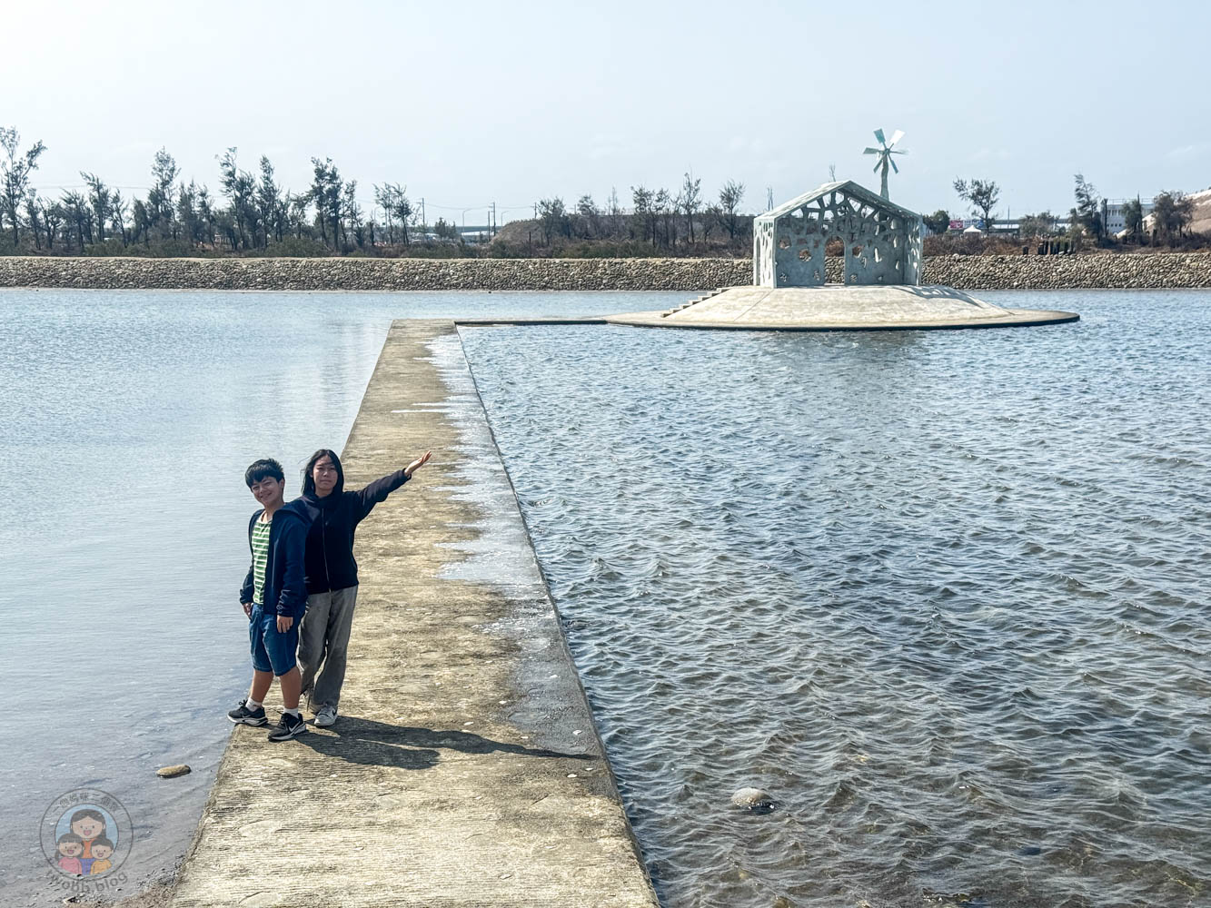 台南|七股遊客中心》台南免費親子景點!雪白鹽田建築、六號小島美拍,互動展覽、成功鹽DIY,小火車串遊七股鹽山 - 第15張圖 七股遊客中心六號小島水上步道