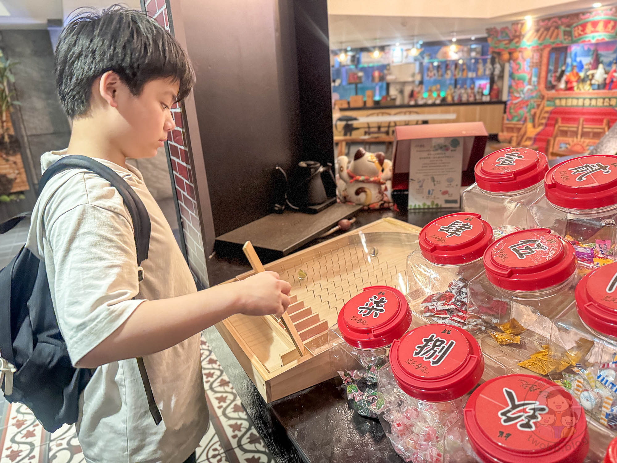 雲林|虎尾春秋文創設計旅店》全台首創布袋戲主題旅館、附設親子遊戲室、布袋戲台操偶區、露天Lounge Bar。 - 第10張圖 雲林|虎尾春秋文創設計旅店》全台首創布袋戲主題旅館、附設親子遊戲室、布袋戲台操偶區、露天Lounge Bar。
