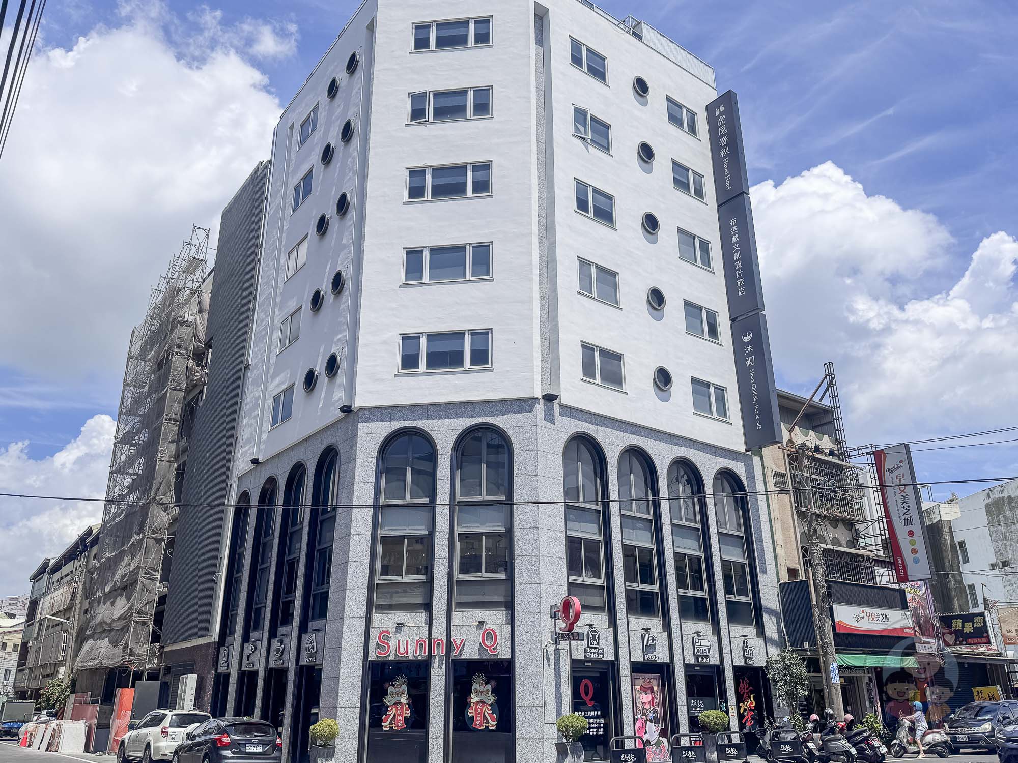 雲林|虎尾春秋文創設計旅店》全台首創布袋戲主題旅館、附設親子遊戲室、布袋戲台操偶區、露天Lounge Bar。 - 第1張圖 雲林|虎尾春秋文創設計旅店》全台首創布袋戲主題旅館、附設親子遊戲室、布袋戲台操偶區、露天Lounge Bar。