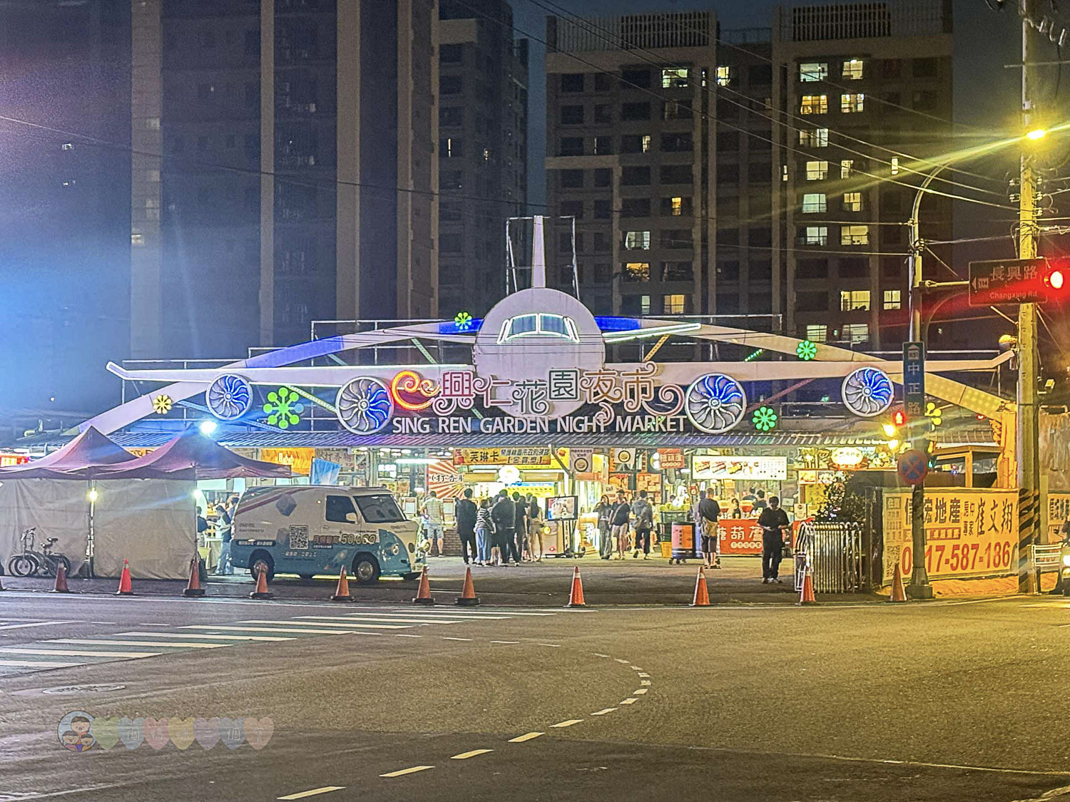 桃園|八德興仁花園夜市》6000坪美食天地吃透透!歡樂王國遊樂設施套票攻略,親子夜市玩透透 - 第1張圖 桃園八德興仁花園夜市