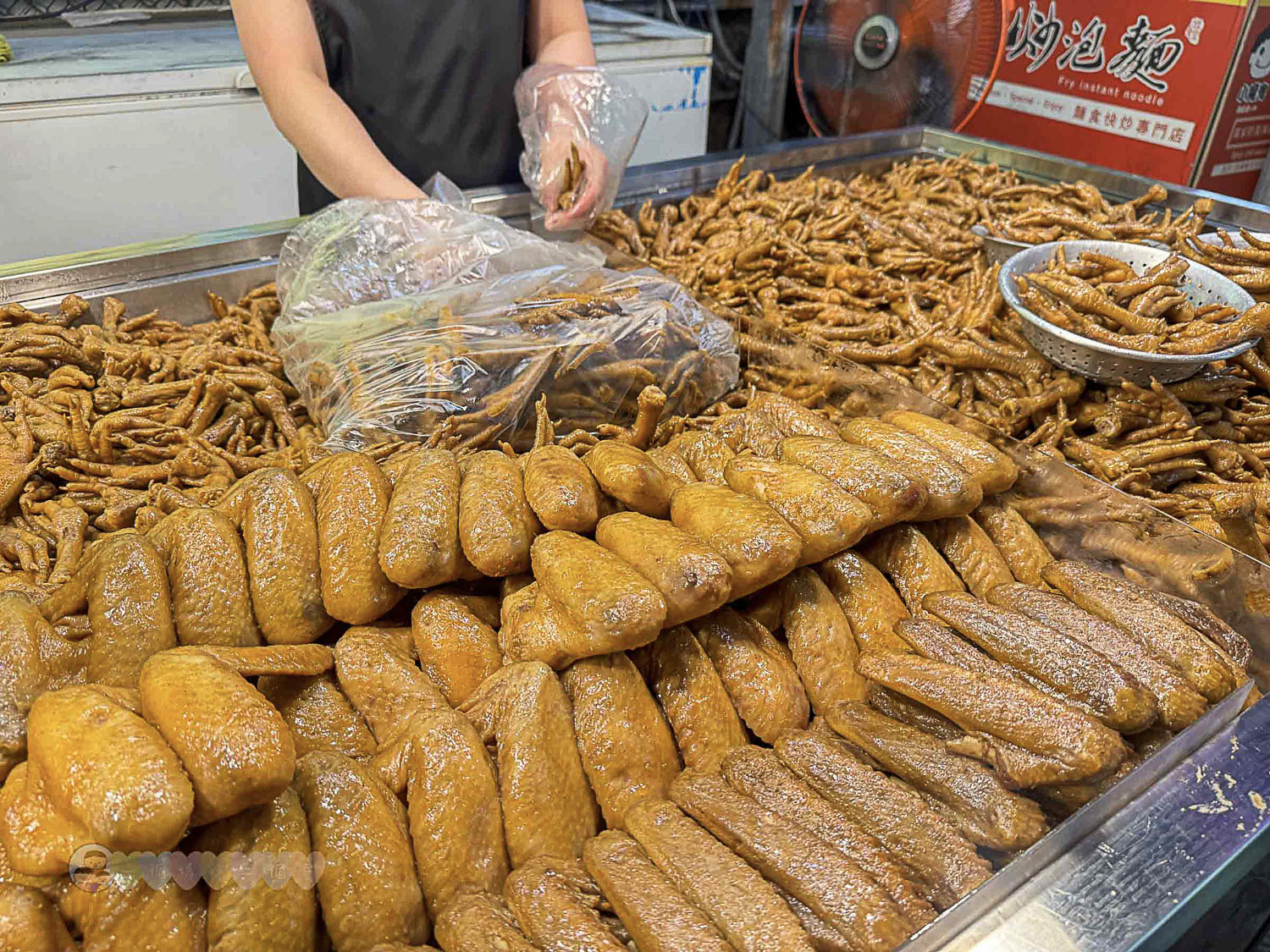 桃園|八德興仁花園夜市》6000坪美食天地吃透透!歡樂王國遊樂設施套票攻略,親子夜市玩透透 - 第13張圖 桃園八德興仁花園夜市