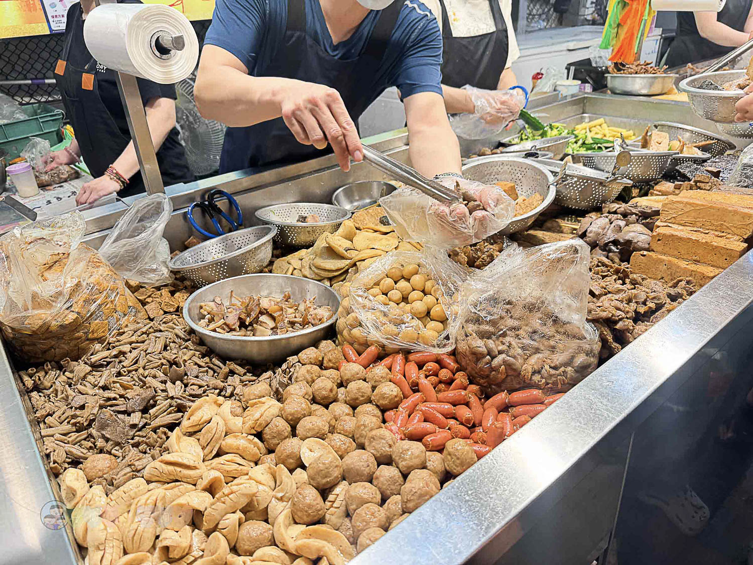 桃園|八德興仁花園夜市》6000坪美食天地吃透透!歡樂王國遊樂設施套票攻略,親子夜市玩透透 - 第36張圖 桃園八德興仁花園夜市