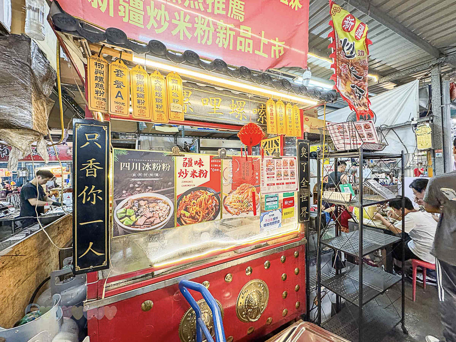 桃園|八德興仁花園夜市》6000坪美食天地吃透透!歡樂王國遊樂設施套票攻略,親子夜市玩透透 - 第37張圖 桃園八德興仁花園夜市