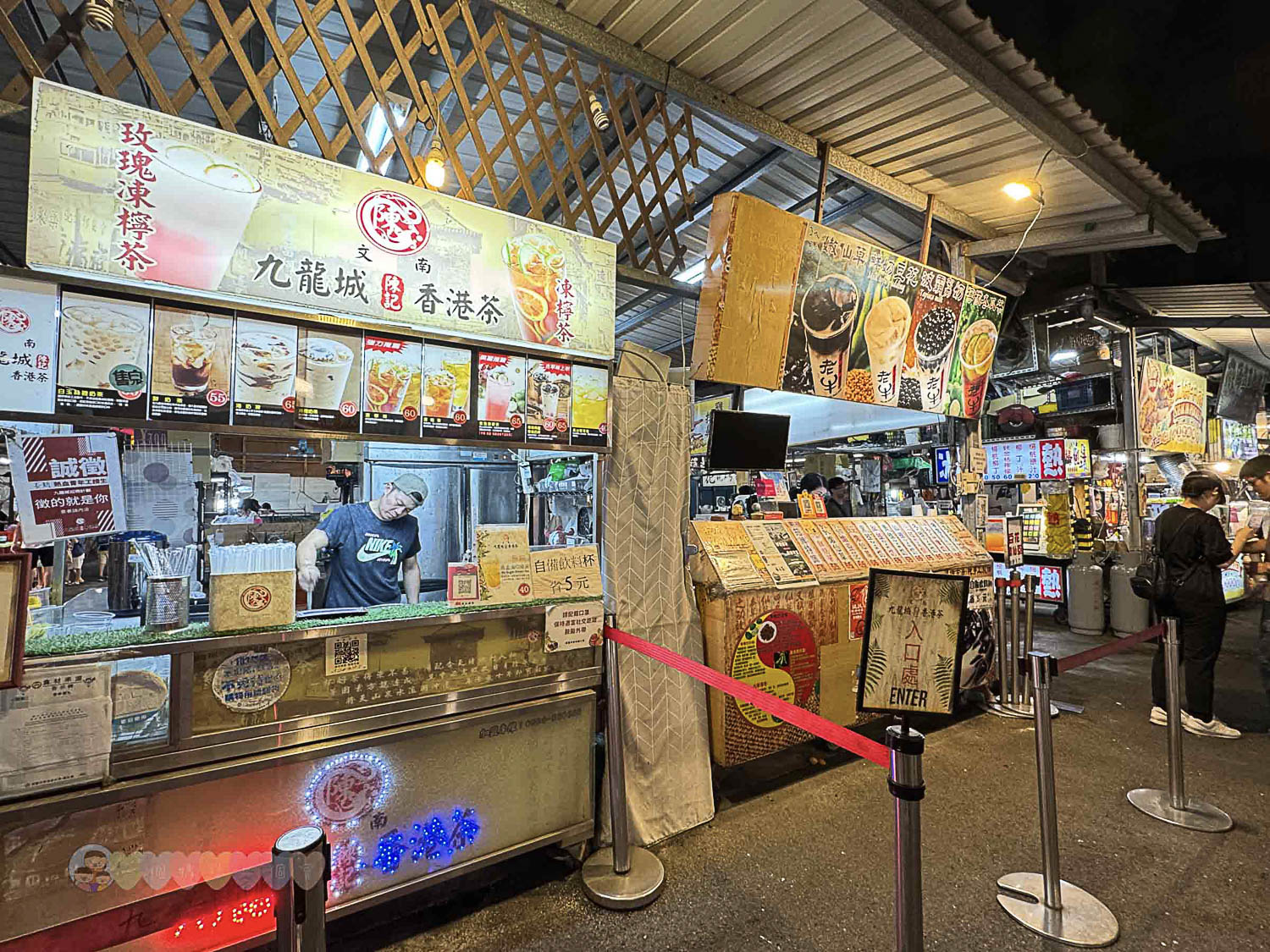 桃園|八德興仁花園夜市》6000坪美食天地吃透透!歡樂王國遊樂設施套票攻略,親子夜市玩透透 - 第38張圖 桃園八德興仁花園夜市