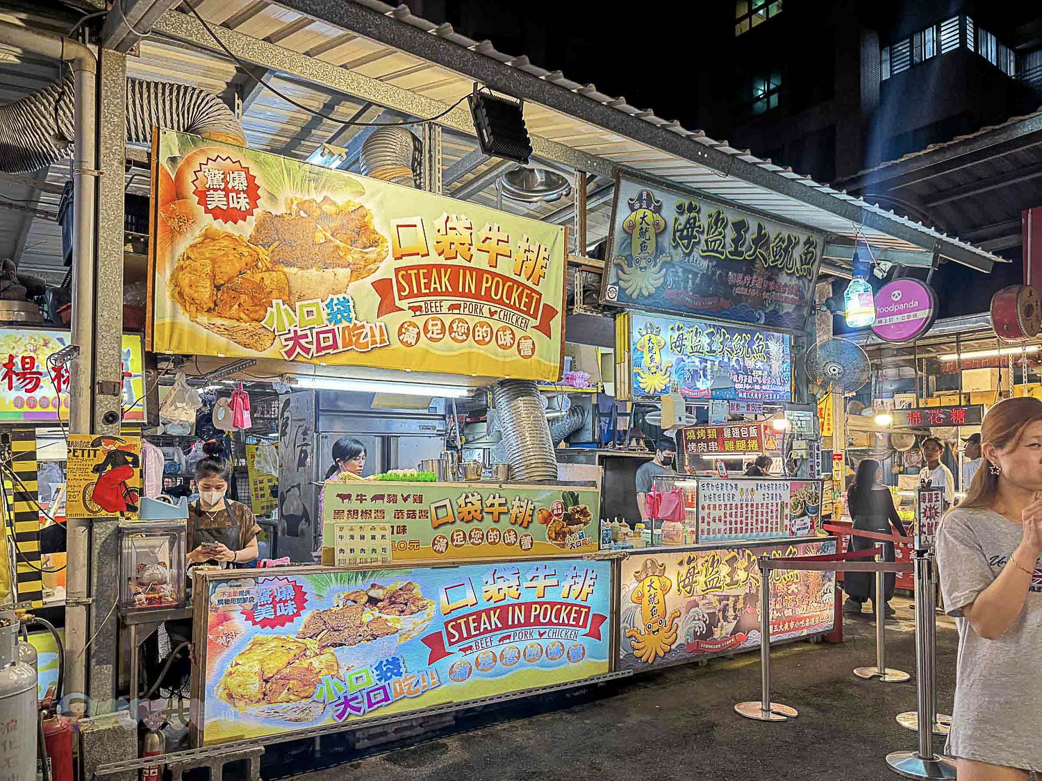 桃園|八德興仁花園夜市》6000坪美食天地吃透透!歡樂王國遊樂設施套票攻略,親子夜市玩透透 - 第42張圖 桃園八德興仁花園夜市