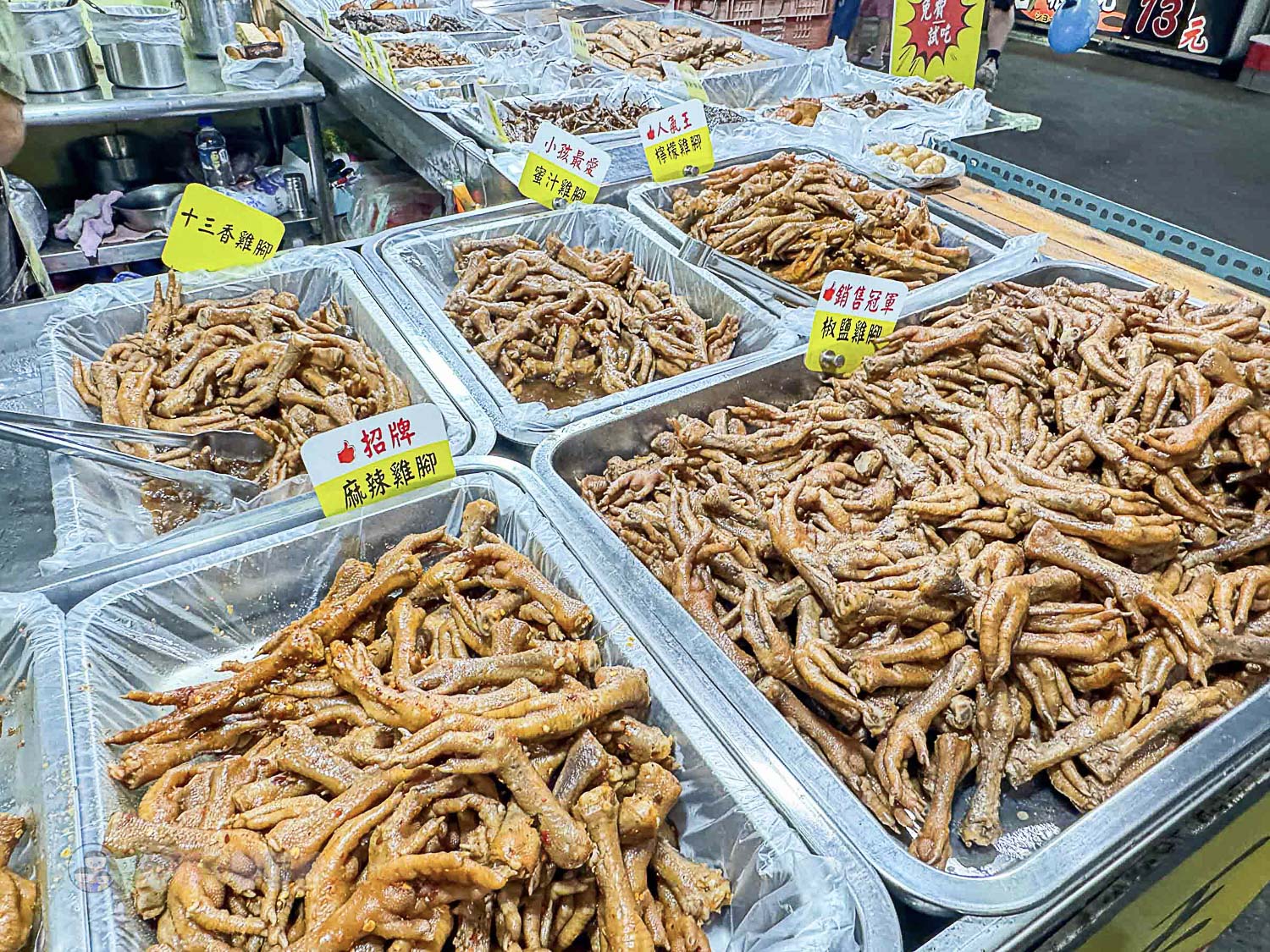 桃園|八德興仁花園夜市》6000坪美食天地吃透透!歡樂王國遊樂設施套票攻略,親子夜市玩透透 - 第22張圖 桃園八德興仁花園夜市