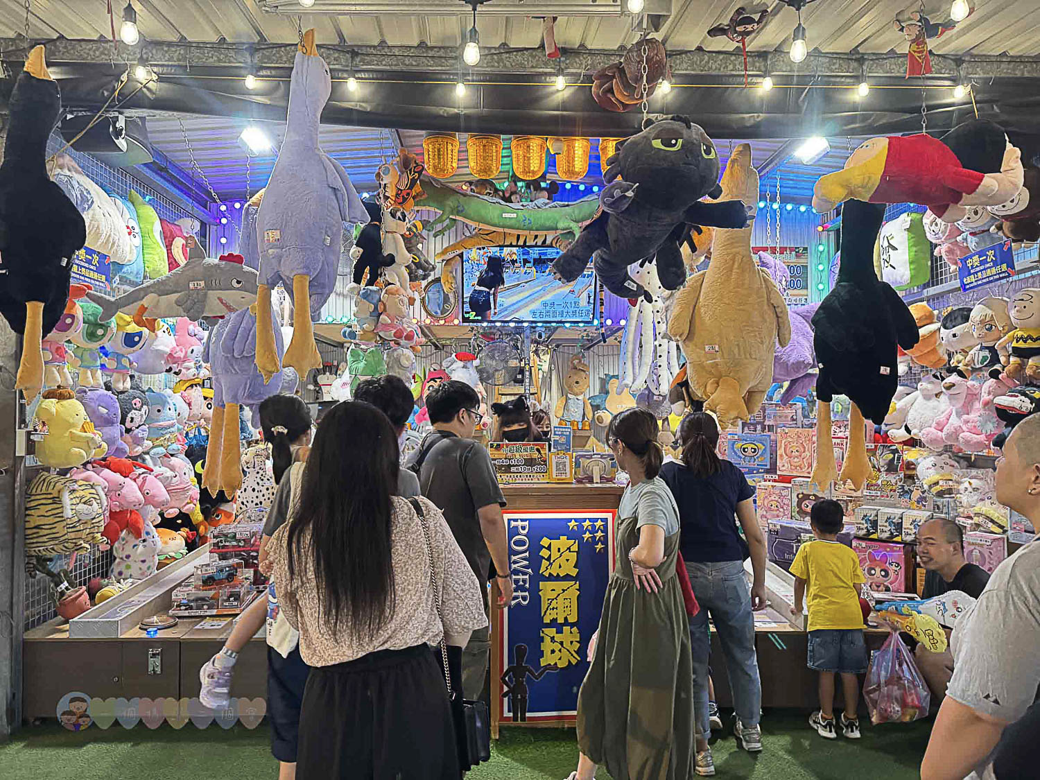 桃園|八德興仁花園夜市》6000坪美食天地吃透透!歡樂王國遊樂設施套票攻略,親子夜市玩透透 - 第81張圖 桃園八德興仁花園夜市