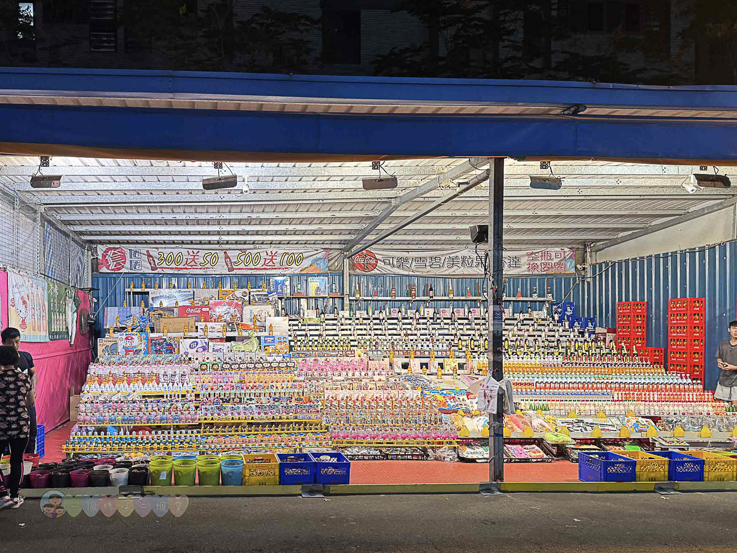桃園|八德興仁花園夜市》6000坪美食天地吃透透!歡樂王國遊樂設施套票攻略,親子夜市玩透透 - 第78張圖 桃園八德興仁花園夜市