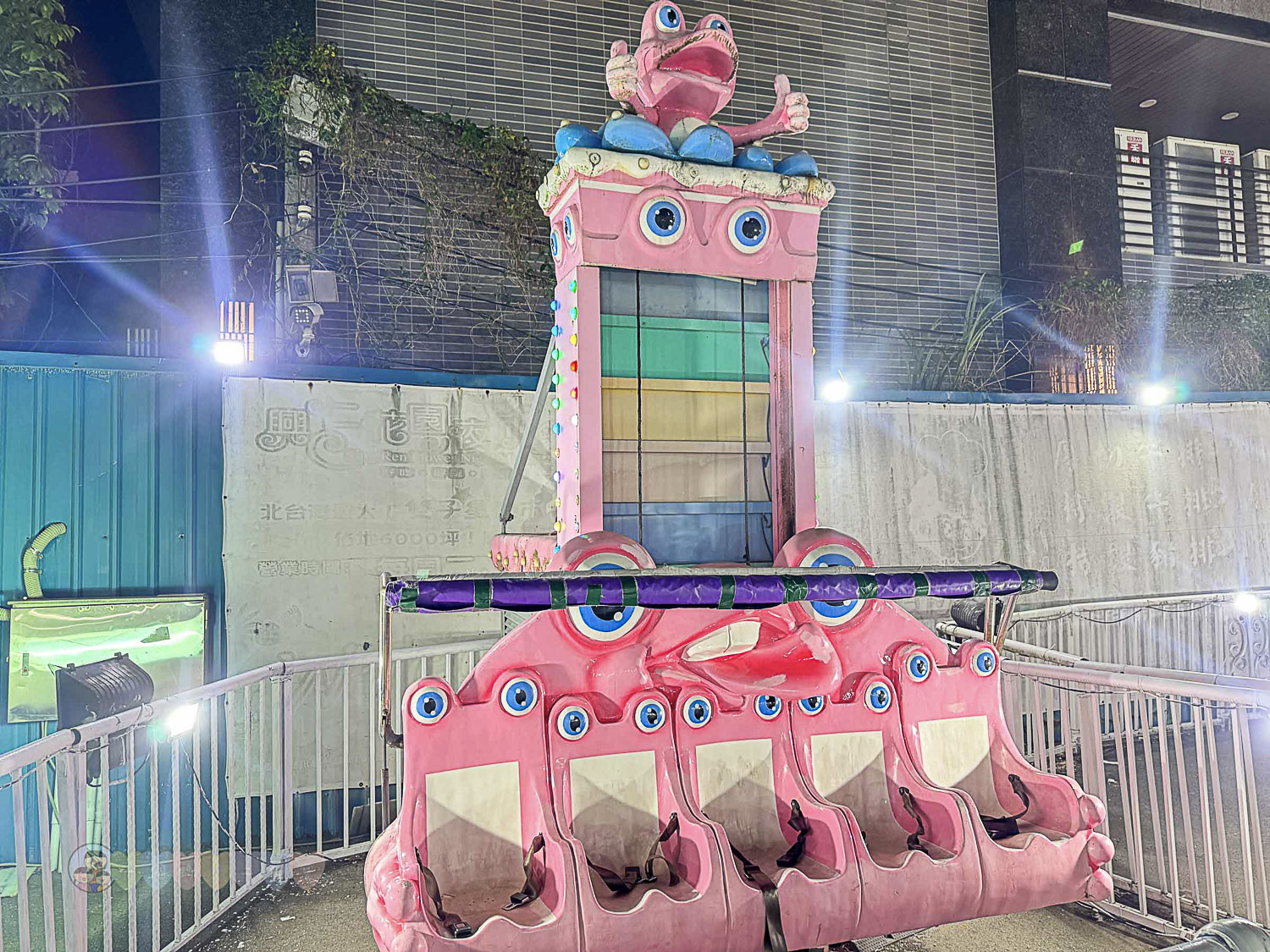 桃園|八德興仁花園夜市》6000坪美食天地吃透透!歡樂王國遊樂設施套票攻略,親子夜市玩透透 - 第60張圖 桃園八德興仁花園夜市