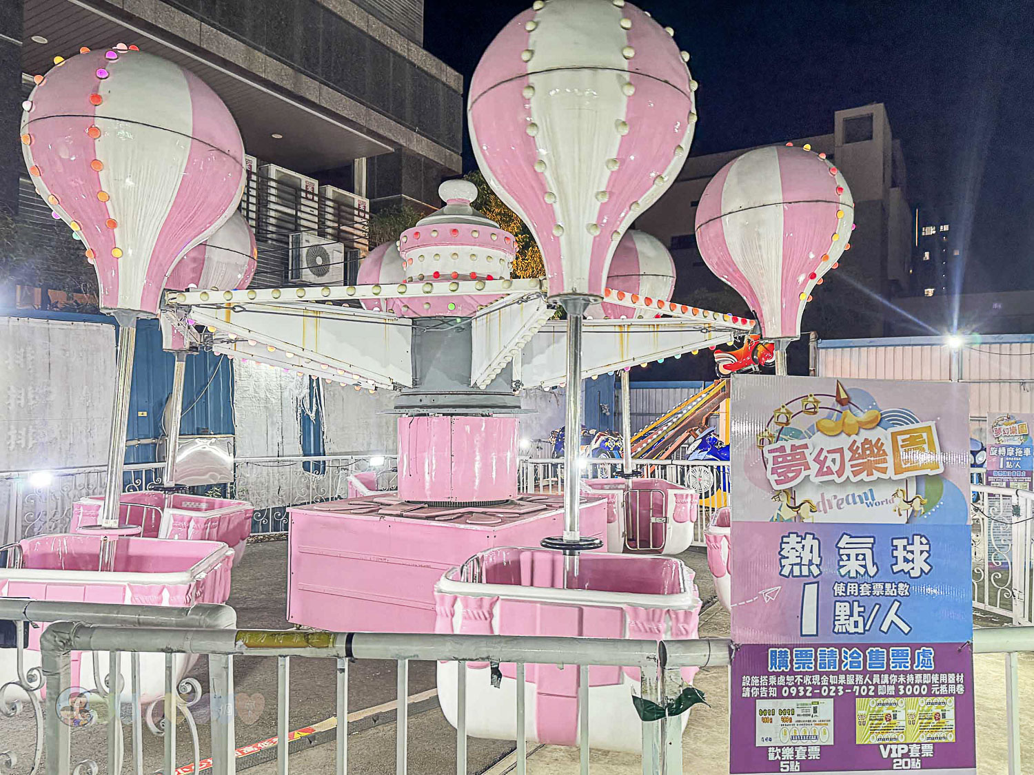 桃園|八德興仁花園夜市》6000坪美食天地吃透透!歡樂王國遊樂設施套票攻略,親子夜市玩透透 - 第64張圖 桃園八德興仁花園夜市