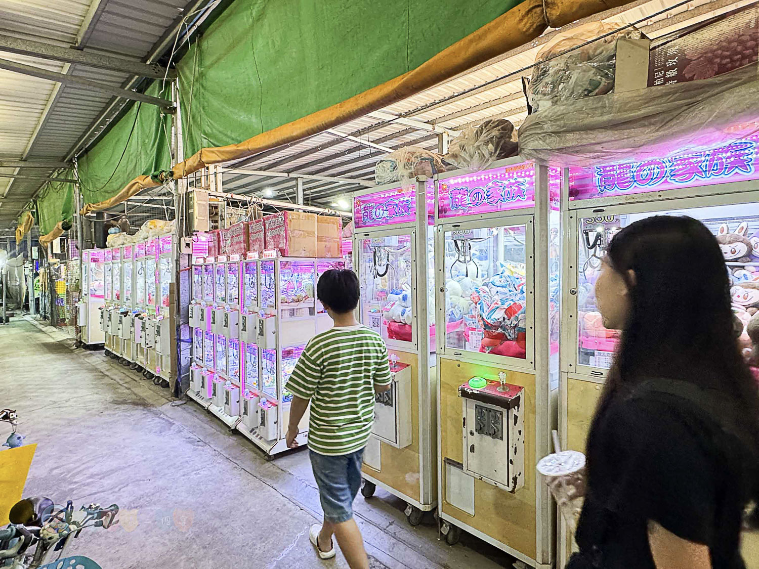 桃園|八德興仁花園夜市》6000坪美食天地吃透透!歡樂王國遊樂設施套票攻略,親子夜市玩透透 - 第77張圖 桃園八德興仁花園夜市